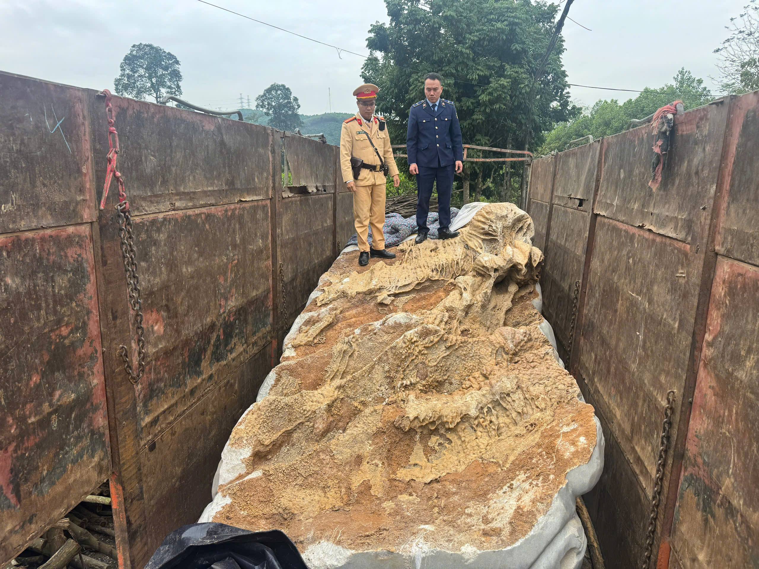 Khoi da lon uoc tinh 30 35 tan tren 1 khoi