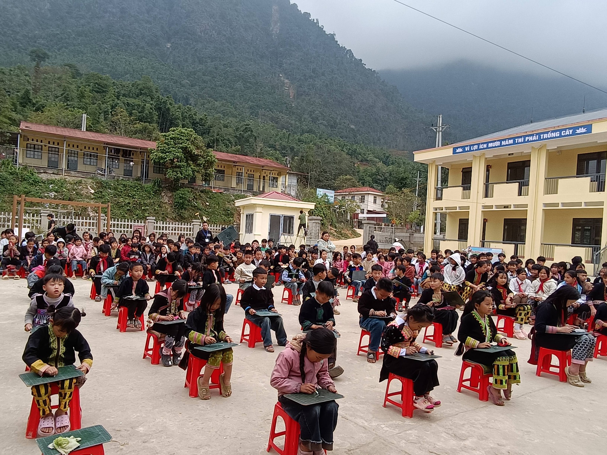 Sân chơi trí tuệ “Rung chuông vàng” lan tỏa niềm vui học tập tại Trường TH & THCS Nậm Cang 4 Khong gian san truong ron rang voi su tham gia dong dao cua hoc sinh cac khoi lop trong cuoc thi