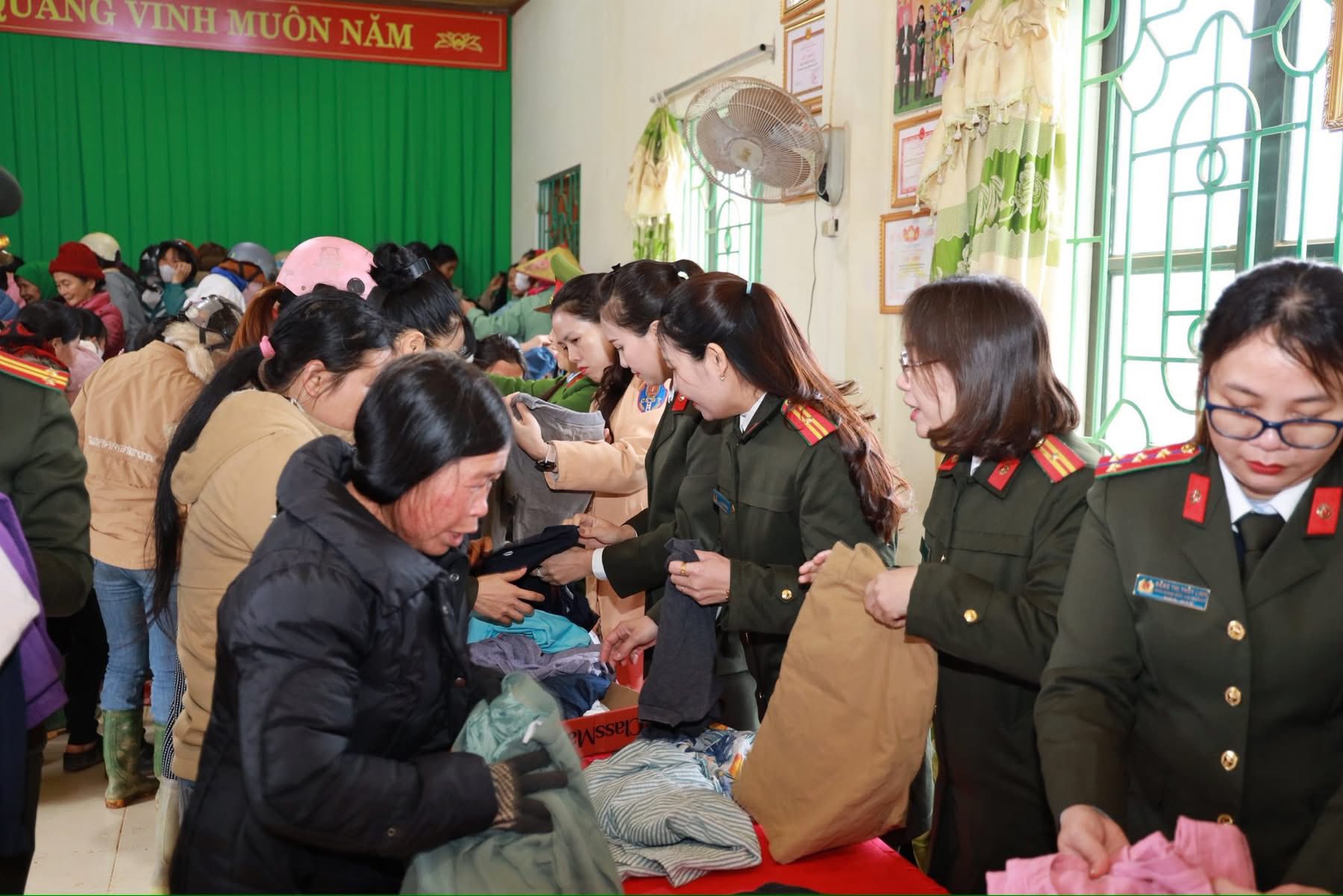 Khong khi am ap nghia tinh tai Gian hang 0 dong khi nguoi dan truc tiep nhan cac nhu yeu pham phuc vu doi song hang ngay