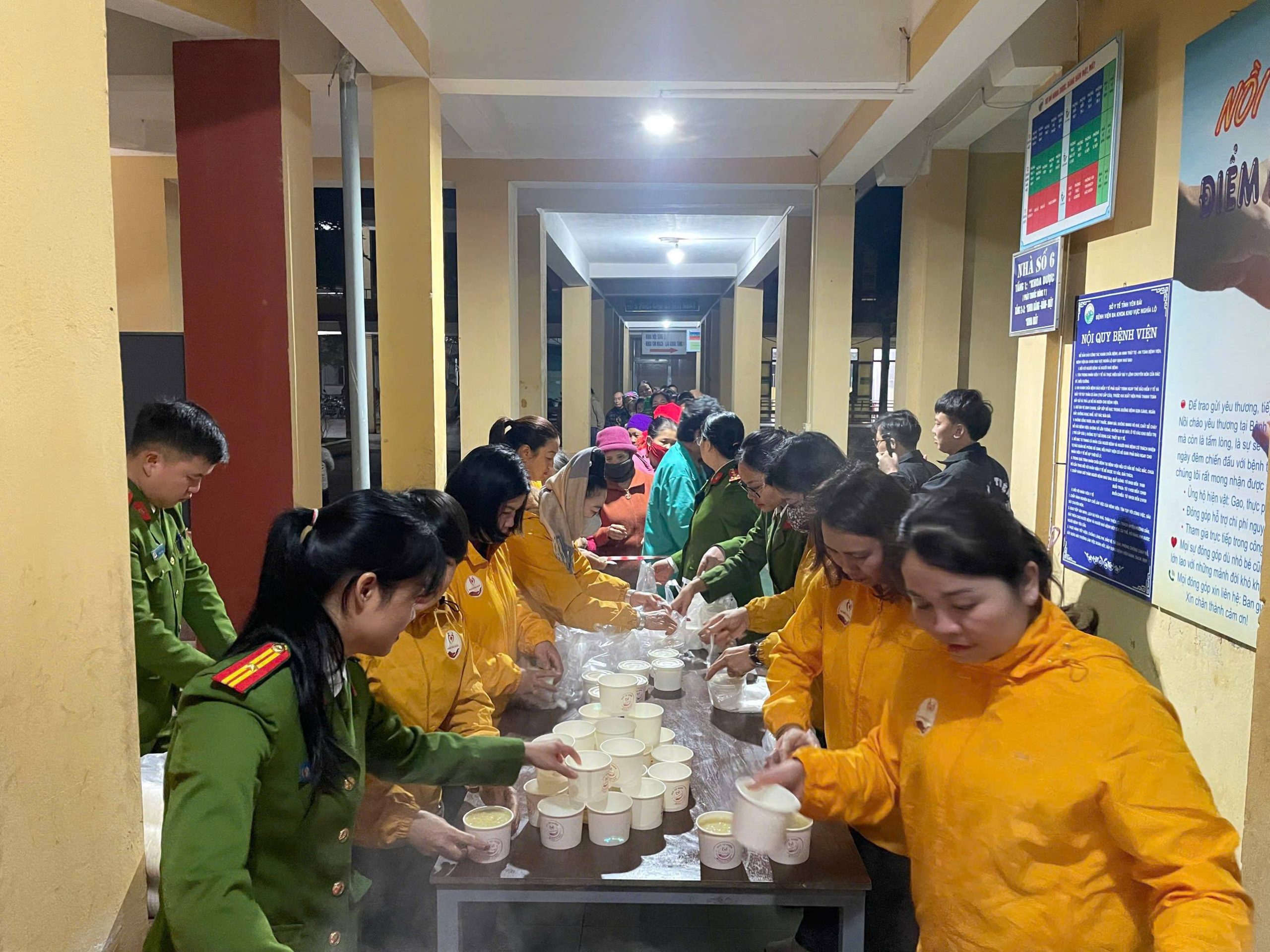 Công an phường Nghĩa Lộ tổ chức phát cháo từ thiện cho bệnh nhân có hoàn cảnh khó khăn tại bệnh viện 2 Khong khi am ap tai khu vuc phat chao tu thien noi can bo cong an va tinh nguyen vien cung chung tay se chia voi nguoi benh va nguoi nha benh nhan scaled