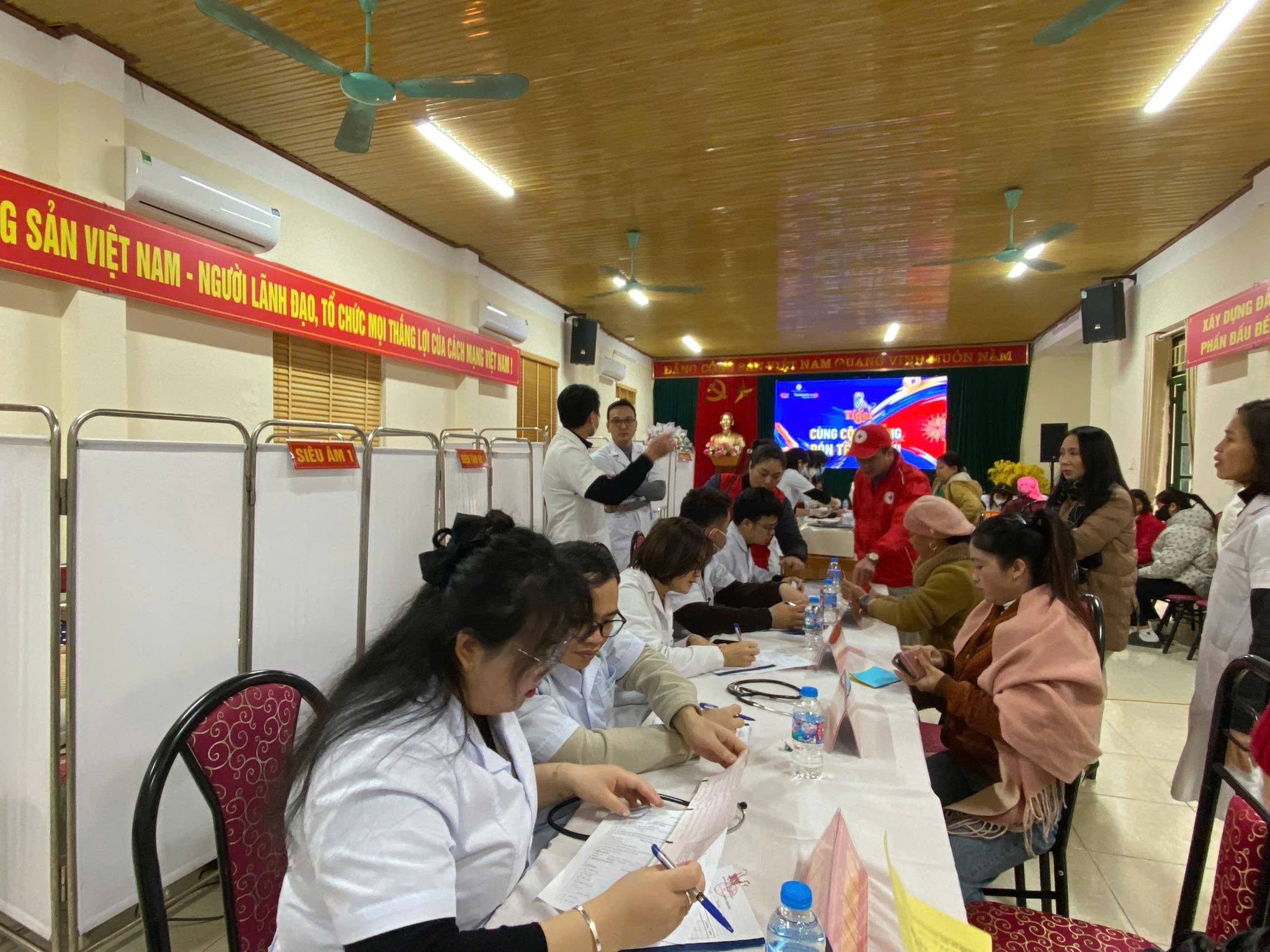 Ấm áp “Tết Nhân ái” nơi vùng cao Lào Cai 2 Khong khi kham benh nhon nhip trat tu the hien su quan tam thiet thuc den suc khoe Nhan dan truoc them nam moi