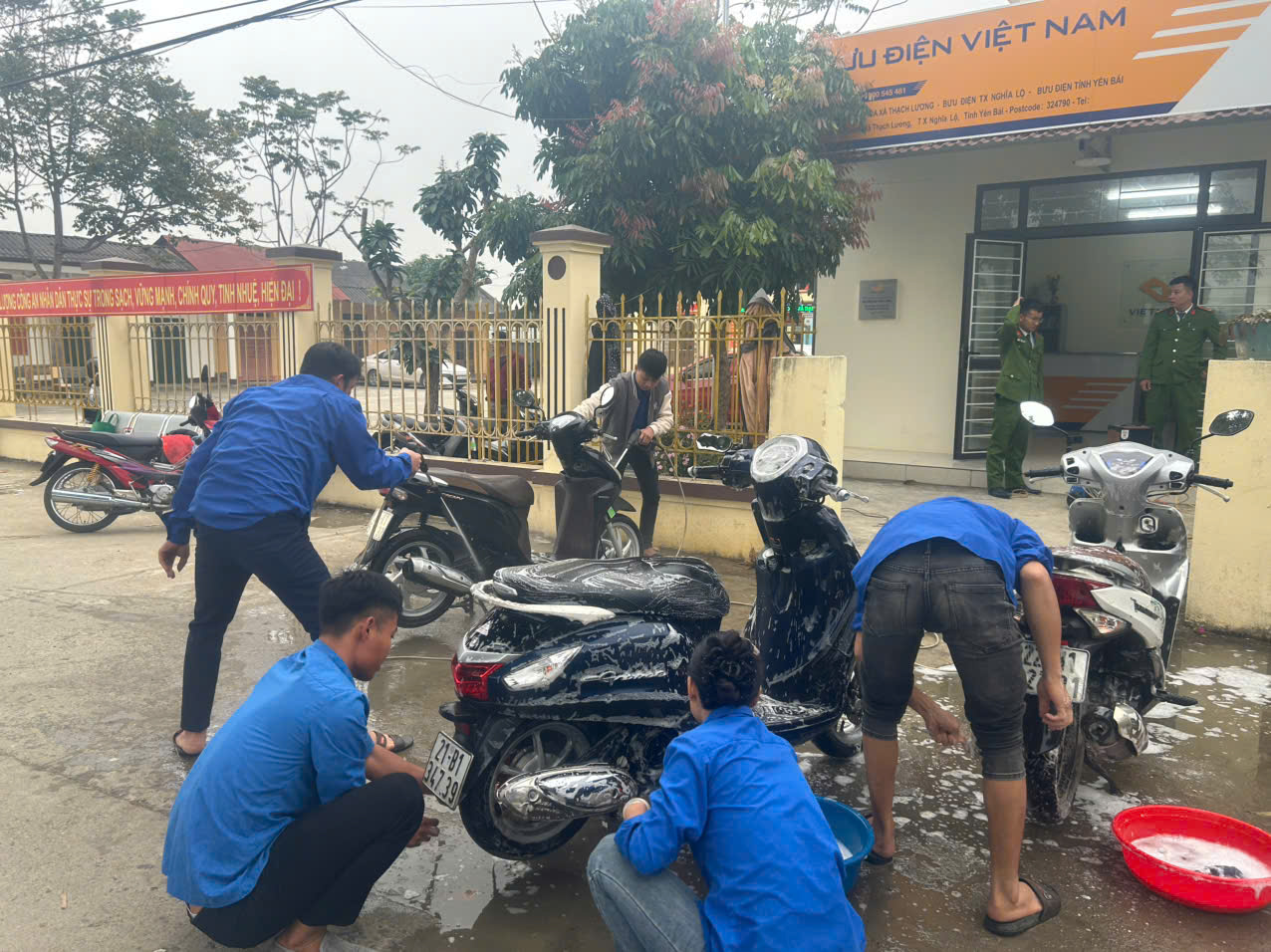 Tuổi trẻ Cầu Thia rửa xe gây quỹ, mang Tết ấm đến trẻ em khó khăn 4 Khong khi lao dong soi noi cua tuoi tre Cau Thia trong hoat dong rua xe gay quy vi cong dong