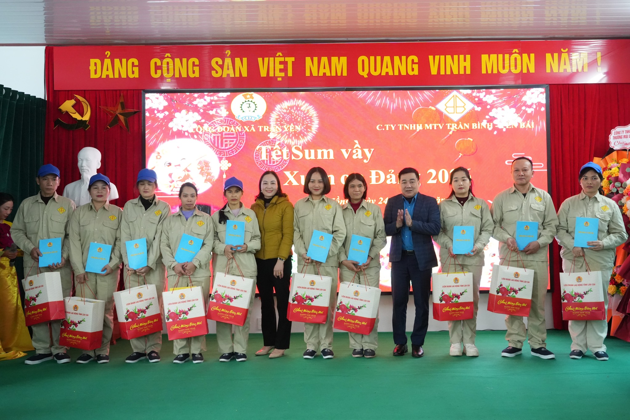 Tết Sum vầy – Xuân ơn Đảng: Ấm áp nghĩa tình đến với người lao động xã Trấn Yên 3 Khong khi phan khoi doan ket tai ngay hoi Tet Sum vay noi nguoi lao dong duoc quan tam se chia truoc them nam moi