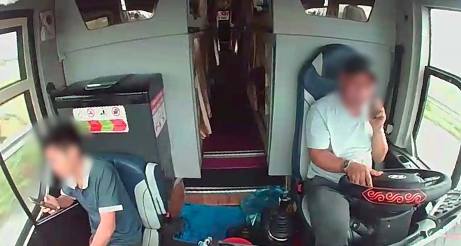 Tài xế xe dịch vụ cần lưu ý gì từ quy định mới về camera, giám sát hành trình? 2 Lai Xe Dien Thoai 1