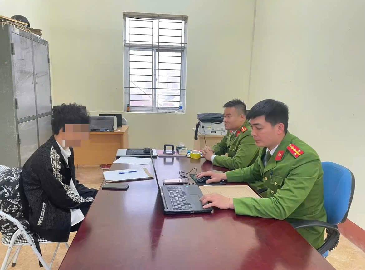 Lam viec voi chau D tai tru so Cong an xa Ban Ho