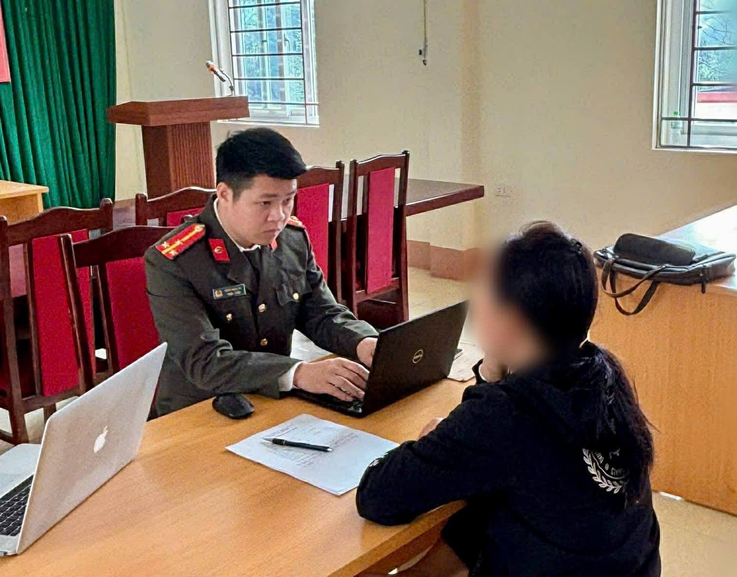 Lào Cai: Chia sẻ thông tin sai sự thật trên mạng xã hội, một cá nhân bị xử phạt 5 triệu đồng 1 Lam viec voi nguoi vi pham tai co quan Cong an