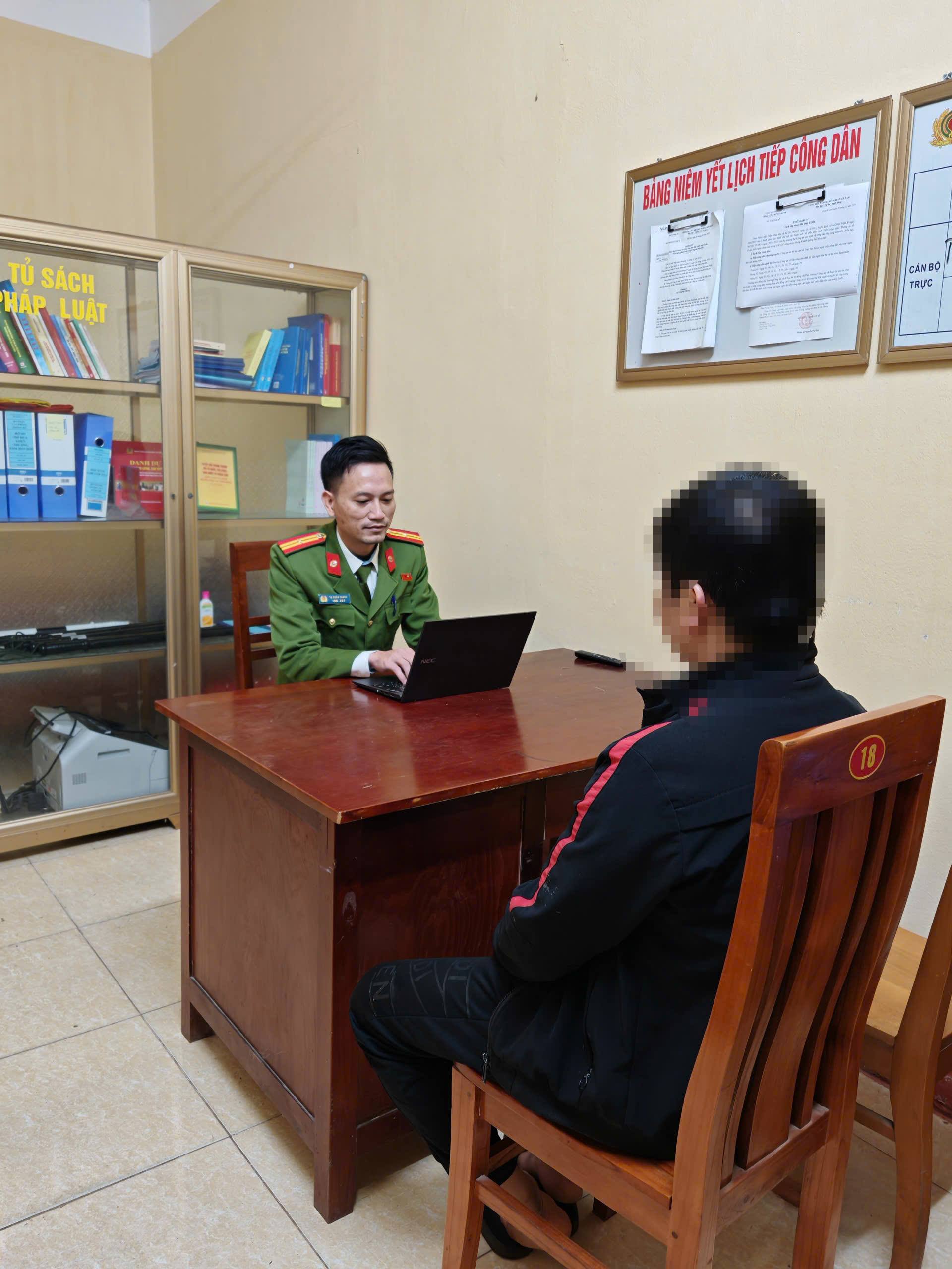 Lam viec voi nguoi vi pham tai tru so Cong an xa Hung Khanh