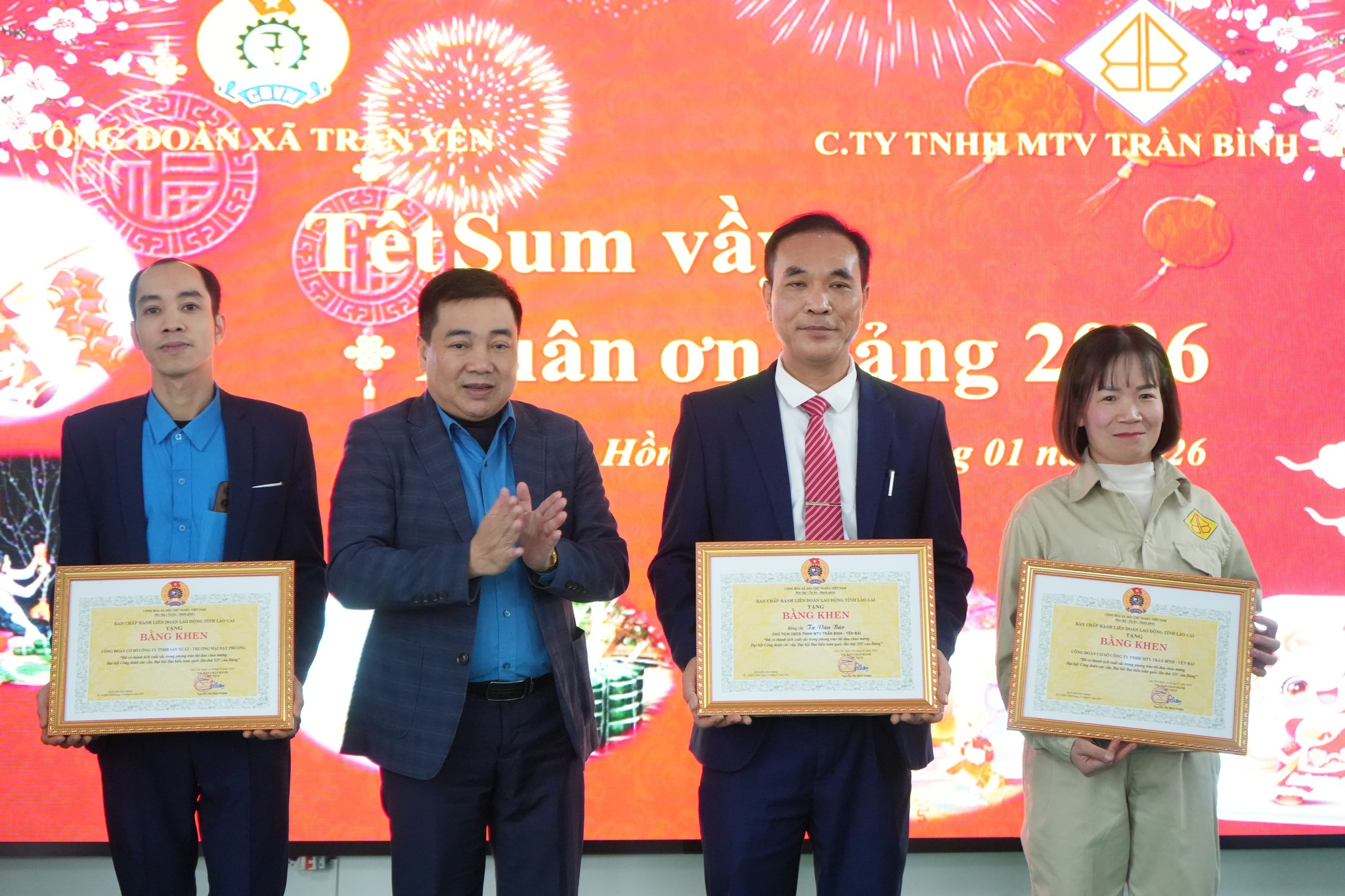 Tết Sum vầy – Xuân ơn Đảng: Ấm áp nghĩa tình đến với người lao động xã Trấn Yên 5 Lien doan Lao dong tinh va Cong doan xa Tran Yen trao bang khen cho cac tap the ca nhan co nhieu dong gop trong hoat dong cong doan