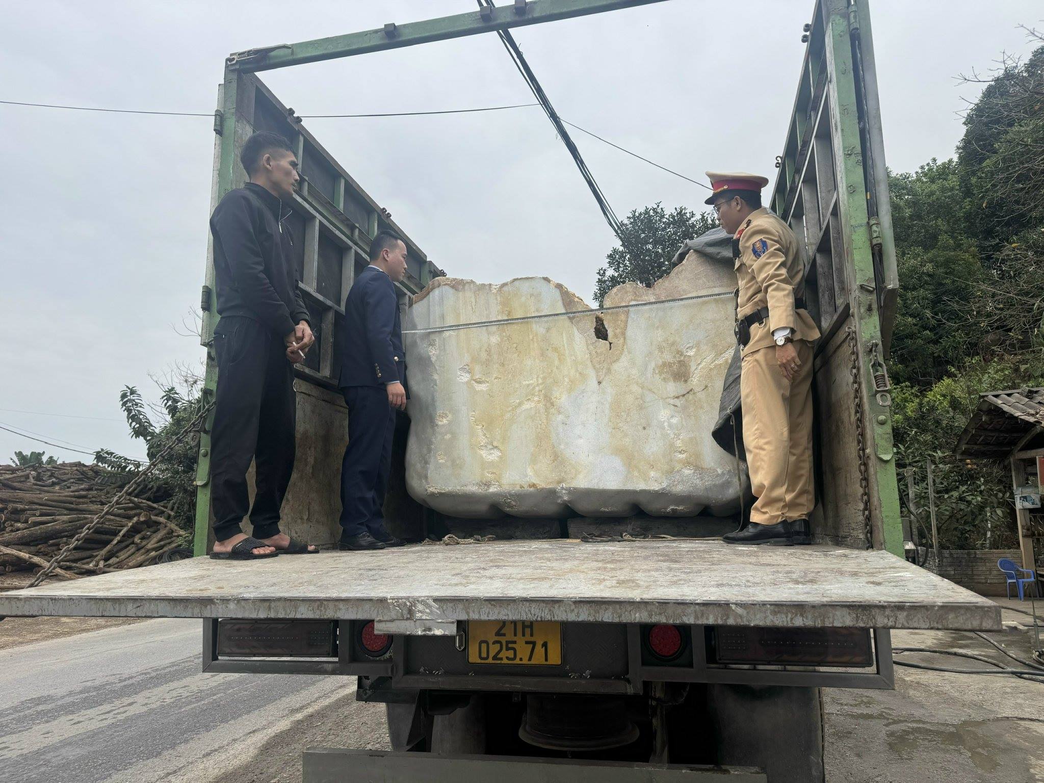 Lo da hoa khoi luong lon bi phat hien khong co giay to chung minh nguon goc xuat