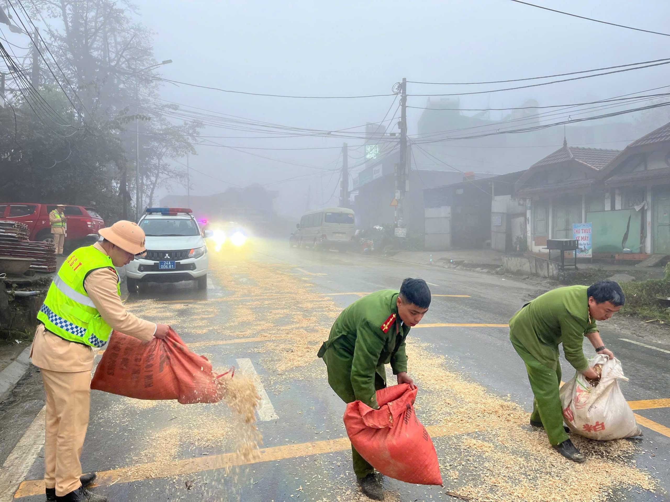 Công an phường Sa Pa kịp thời xử lý sự cố dầu loang, bảo đảm an toàn giao thông cho người dân và du khách 1 Luc luong CSGT va Cong an phuong khan truong dung vo trau de xu ly vet dau loang scaled