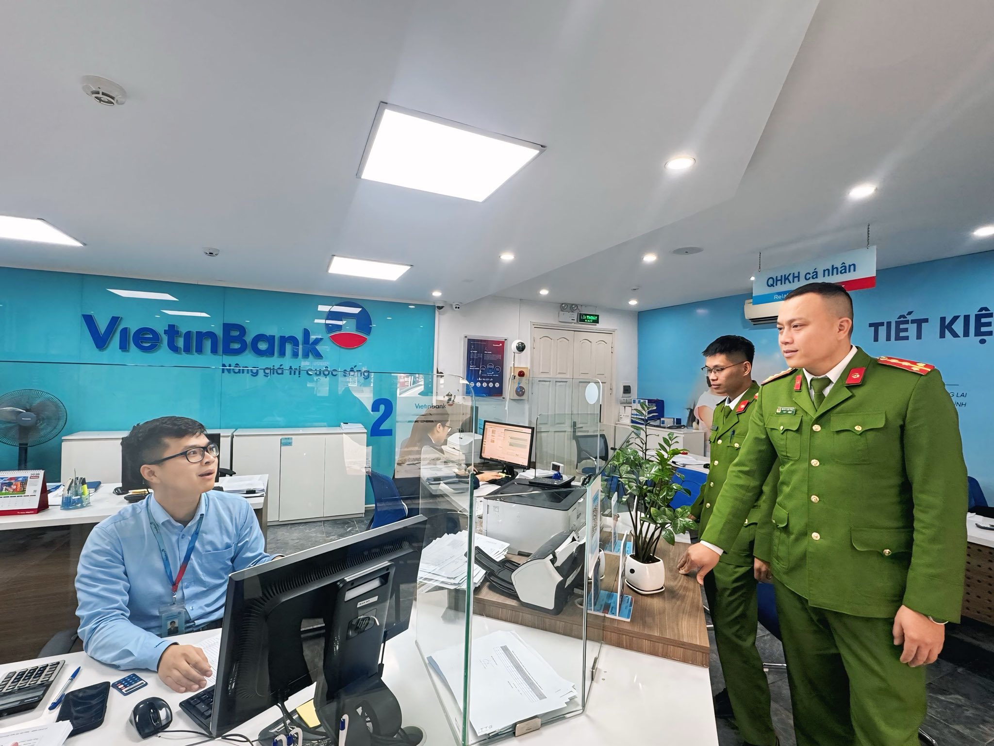 Luc luong Cong an trao doi truc tiep voi can bo ngan hang huong dan nang cao canh giac va ky nang xu ly tinh huong