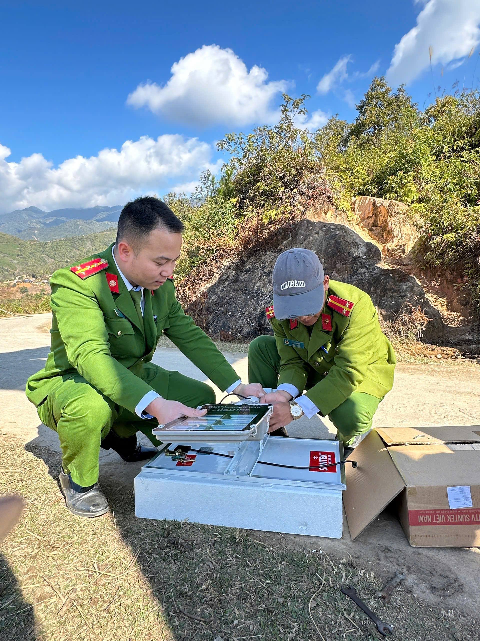Luc luong Cong an xa truc tiep lap dat kiem tra he thong den chieu sang su dung nang luong mat troi
