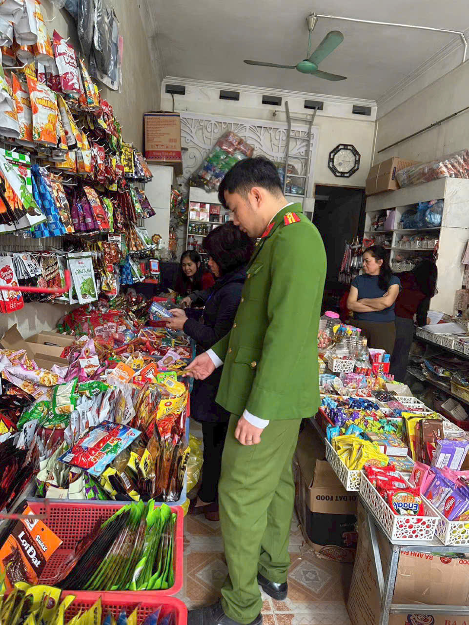 Phường Yên Bái: tăng cường kiểm tra, giám sát an toàn thực phẩm dịp Tết Nguyên đán Bính Ngọ và mùa Lễ hội Xuân 2026 2 Luc luong chuc nang phuong Yen Bai kiem tra nguon goc nhan mac va han su dung thuc pham tai cua hang tap hoa dip can Tet