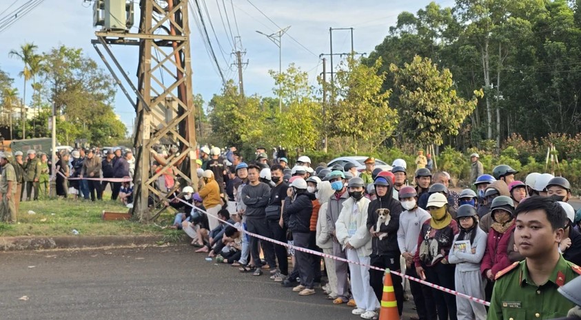 Phong Tỏa Hai Căn Nhà, Truy Tìm Nghi Phạm Vụ Cướp Ngân Hàng Tại Gia Lai 4 Luc luong cong an phong toa mot can nha tre