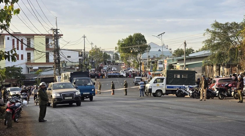 Phong Tỏa Hai Căn Nhà, Truy Tìm Nghi Phạm Vụ Cướp Ngân Hàng Tại Gia Lai 2 Lực lượng công an phong tỏa một căn nhà trên đường Nguyễn Viết Xuân.