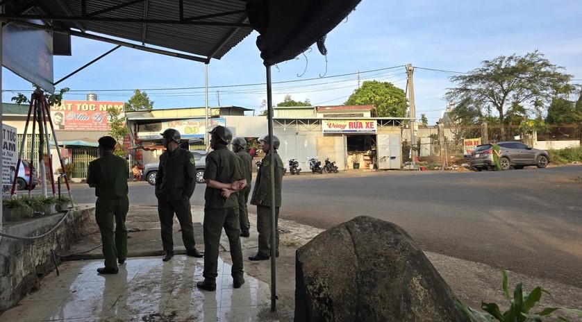 Luc luong cong an phong toa mot can nha tren duong