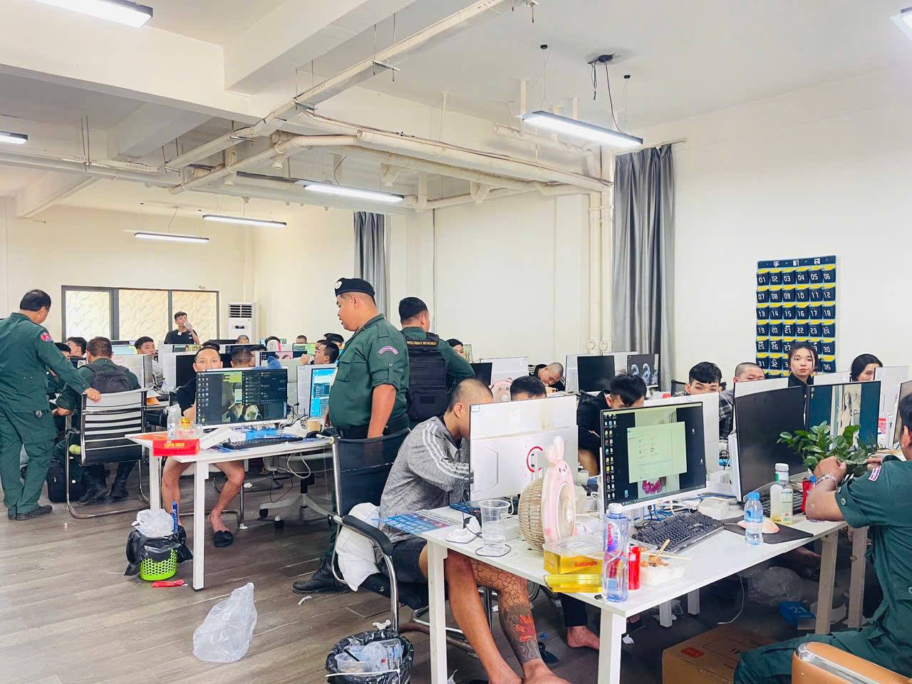 Triệt phá đường dây lừa đảo xuyên quốc gia tại Campuchia, chiếm đoạt hơn 300 tỷ đồng 2 Luc luong phoi hop giua hai nuoc da dot kich bat giu toan bo bang nhom toi pham gom 47 doi tuong