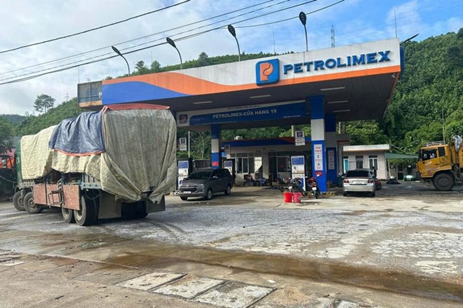 Một điểm bán lẻ xăng dầu. Ảnh: Petrolimex Lào Cai