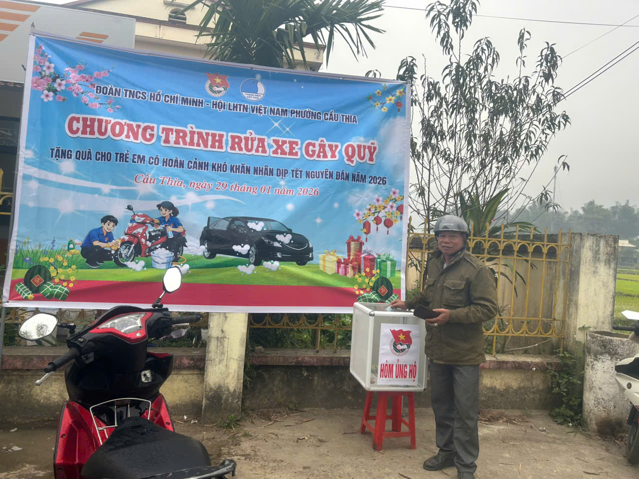 Tuổi trẻ Cầu Thia rửa xe gây quỹ, mang Tết ấm đến trẻ em khó khăn 2 Nguoi dan nhiet tinh ung ho chuong trinh rua xe gay quy chung tay cham lo Tet cho tre em co hoan canh kho khan