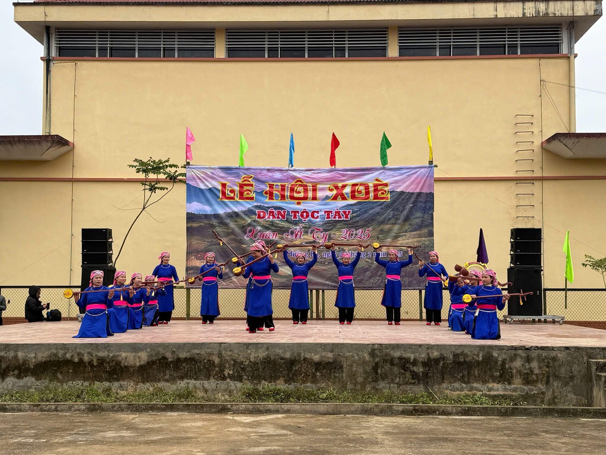 Nguoi dan va du khach cung hoa vong xoe giua nui rung Muong Bo lan toa sac xuan va net dep van hoa vung cao.lco