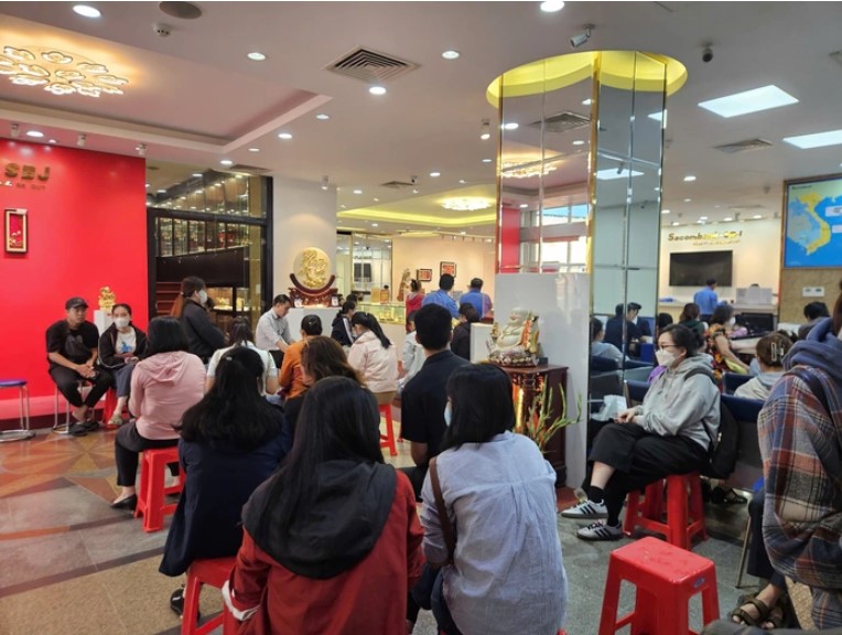 Người dân xếp hàng chờ mua bạc tại trụ sở công ty SBJ sáng 28-1