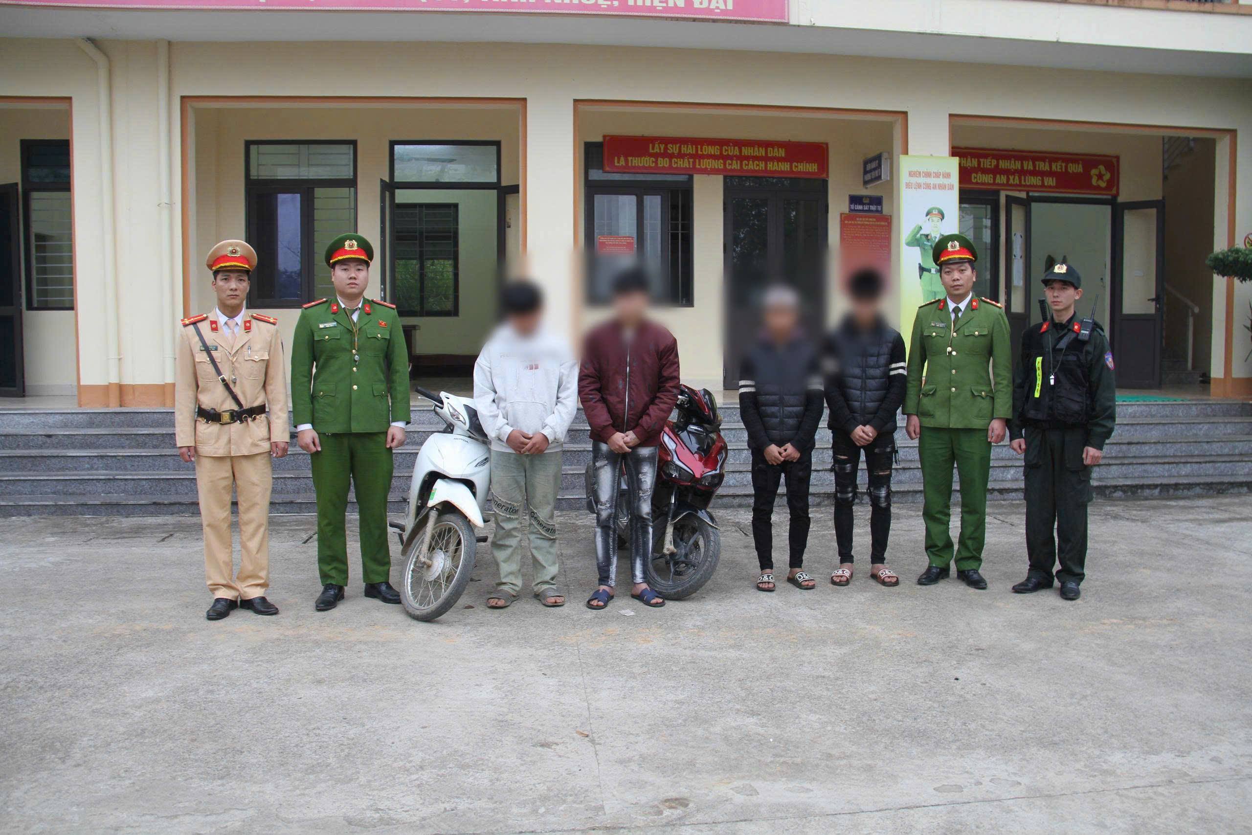 Nhom hoc sinh vi pham va tang vat luc luong Cong an tich thu 1 xe mo to. lco02