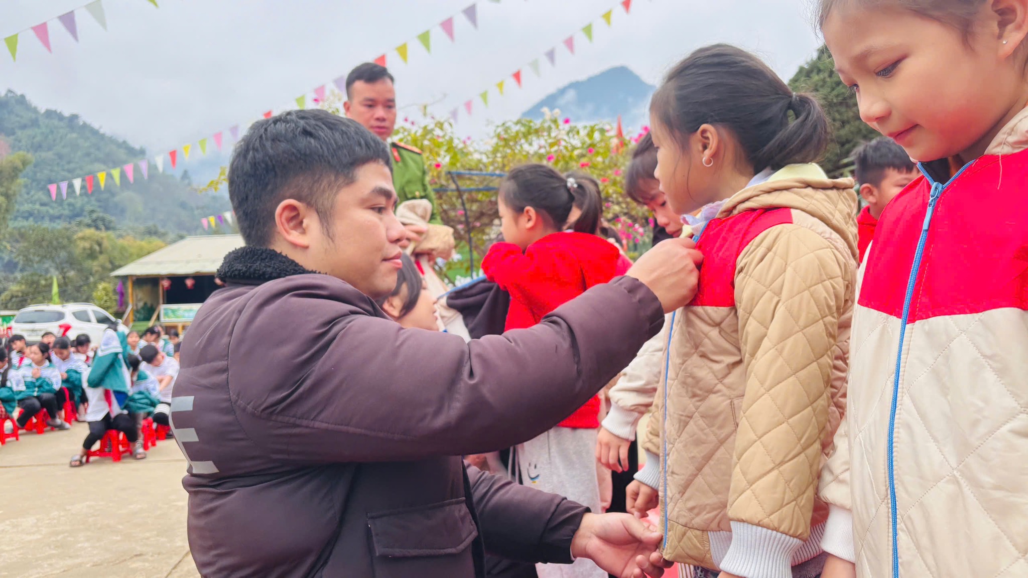 Nhung chiec ao am duoc trao tan tay mang den niem vui va hoi am cho cac em nho vung cao