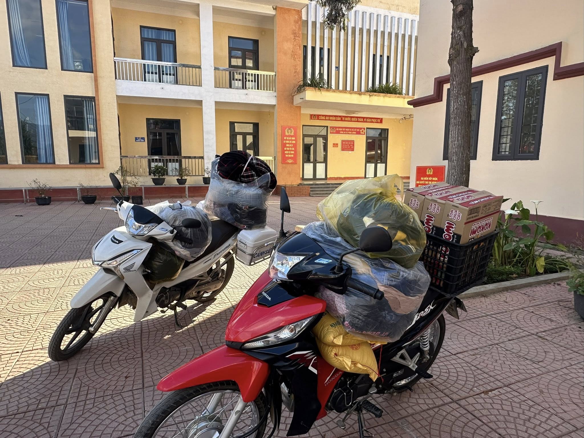 Nhung chuyen xe cho day yeu thuong san sang len duong mang qua den cac thon ban kho khan