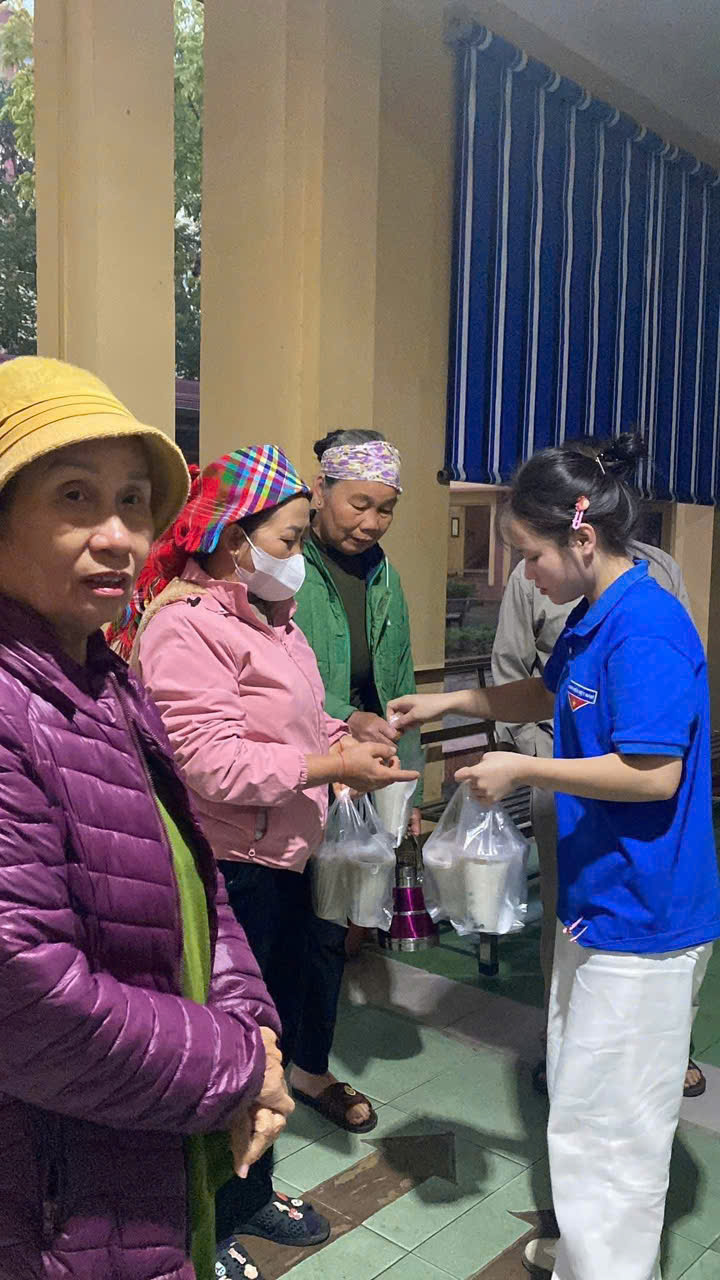 Nhung suat chao nong hoi duoc trao tan tay nguoi benh gui gam su se chia va yeu thuong.lco