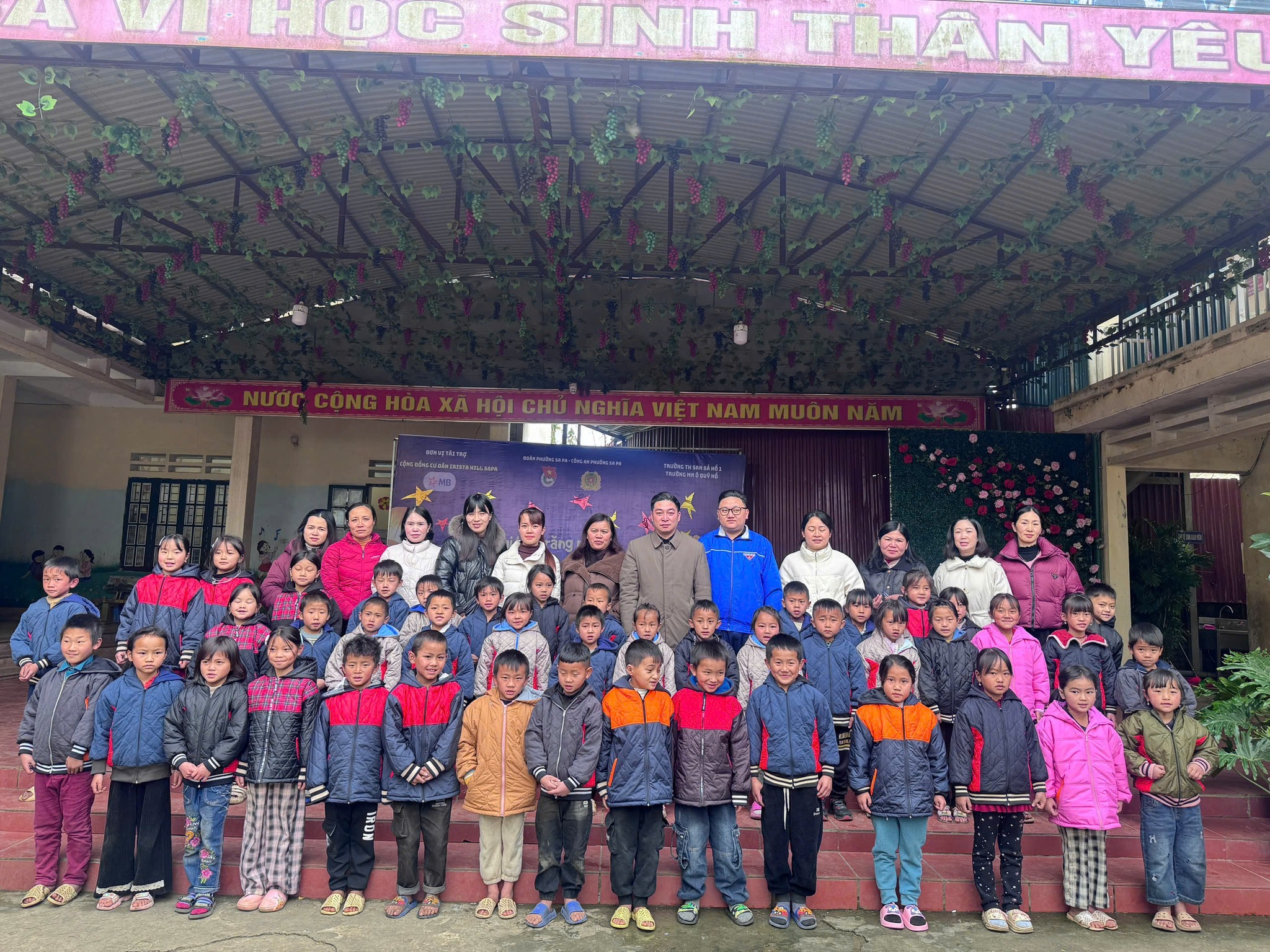 Đoàn phường Sa Pa trao tặng hơn 300 áo khoác ấm cho học sinh Trường Tiểu học San Sả Hồ 1 6 Niem hanh phuc gian di cua hoc sinh vung cao khi nhan duoc su quan tam se chia trong mua dong gia ret