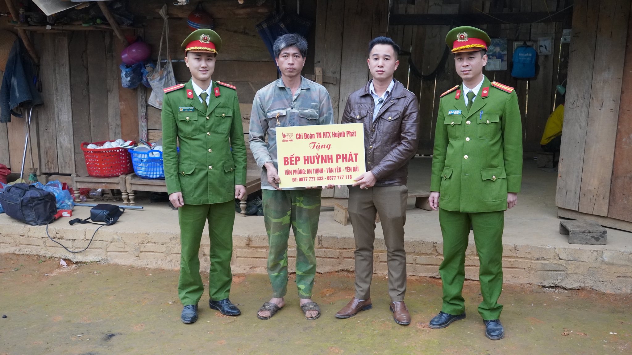 Công an xã Đông Cuông lan tỏa phong trào “3 nhất”, sưởi ấm đời sống người dân vùng khó 3 Niem vui cua nguoi dan khi nhan mon qua thiet thuc gop phan cai thien dieu kien sinh hoat nhat la trong mua dong gia ret