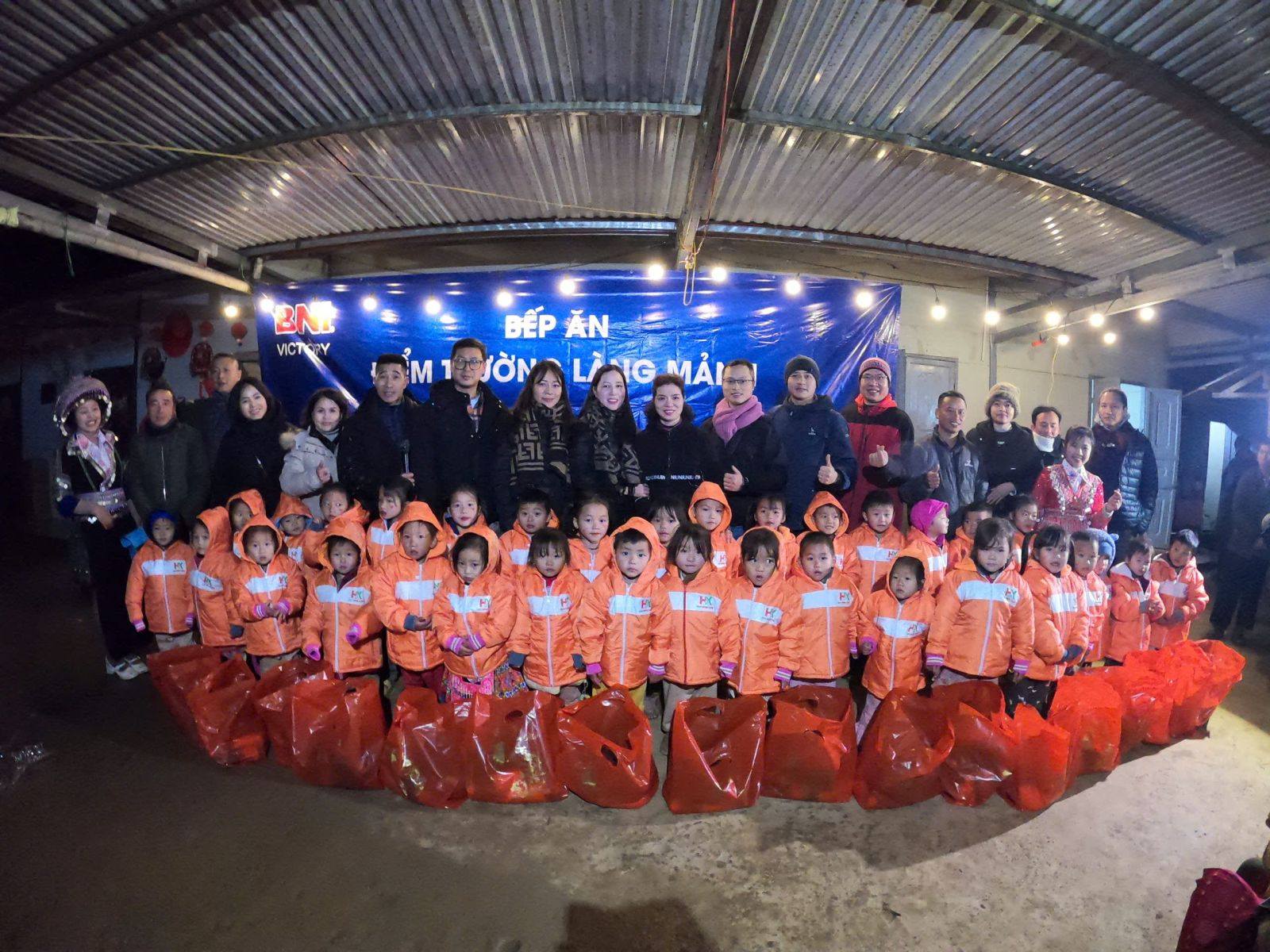 Niem vui cua thay co phu huynh va cac em hoc sinh trong ngay khanh thanh bep an moi