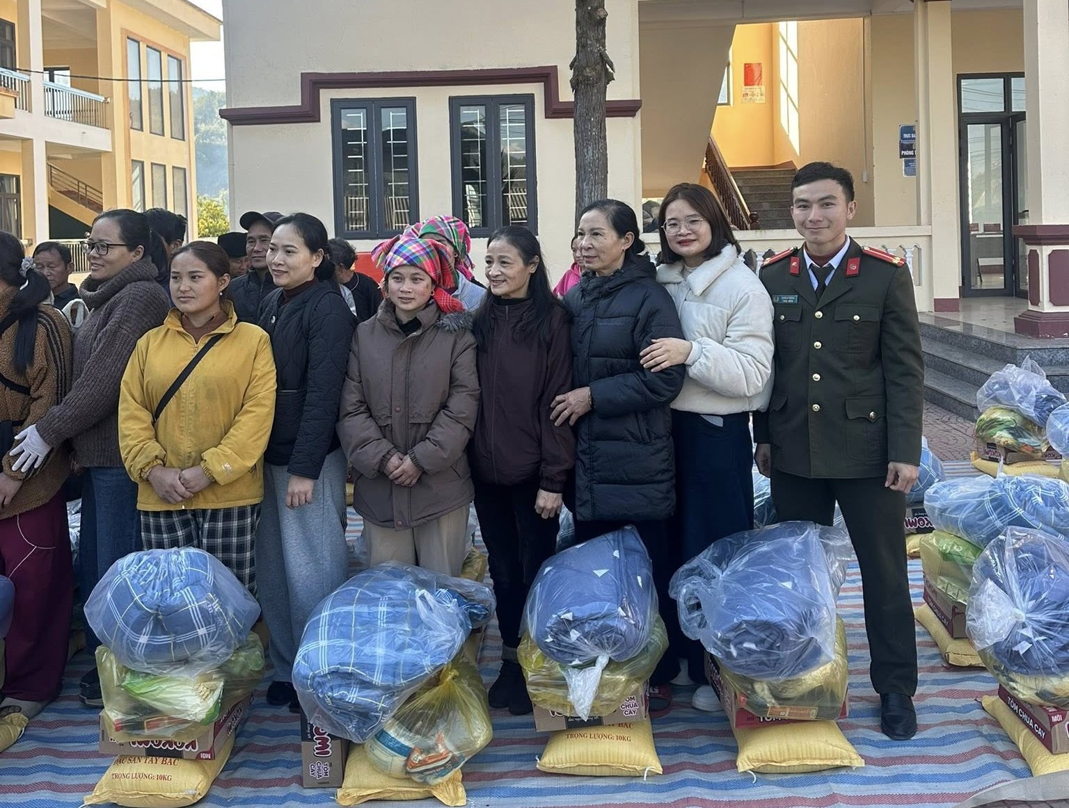 Niem vui hien ro tren guong mat ba con khi nhan nhung phan qua nghia tinh tu chuong trinh thien nguyen