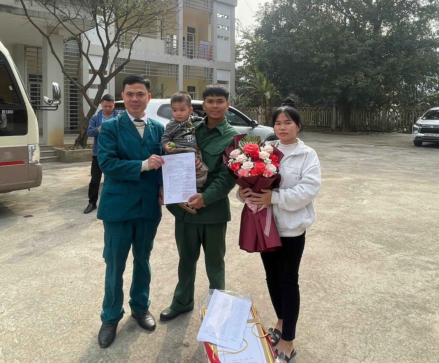 Ấm áp ngày trở về của những người lính trẻ xã Tằng Loỏng 1 Niem vui ngay tro ve cua quan nhan xuat ngu ben gia dinh va nguoi than tai tru so UBND xa Tang Loong 2