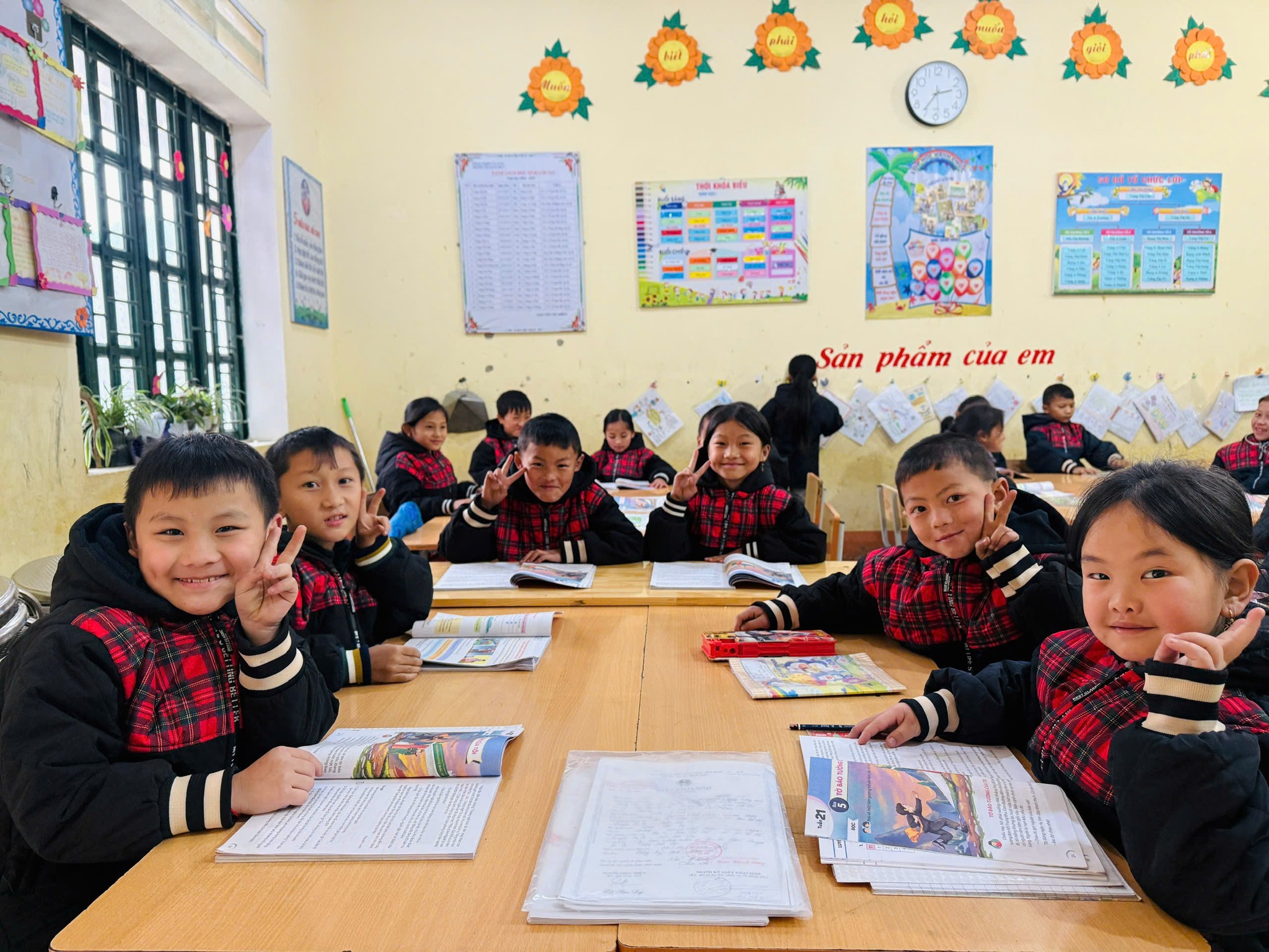 Đoàn phường Sa Pa trao tặng hơn 300 áo khoác ấm cho học sinh Trường Tiểu học San Sả Hồ 1 4 Niem vui rang ro cua hoc sinh Truong Tieu hoc San Sa Ho 1 trong lop hoc nhung ngay dong vung cao