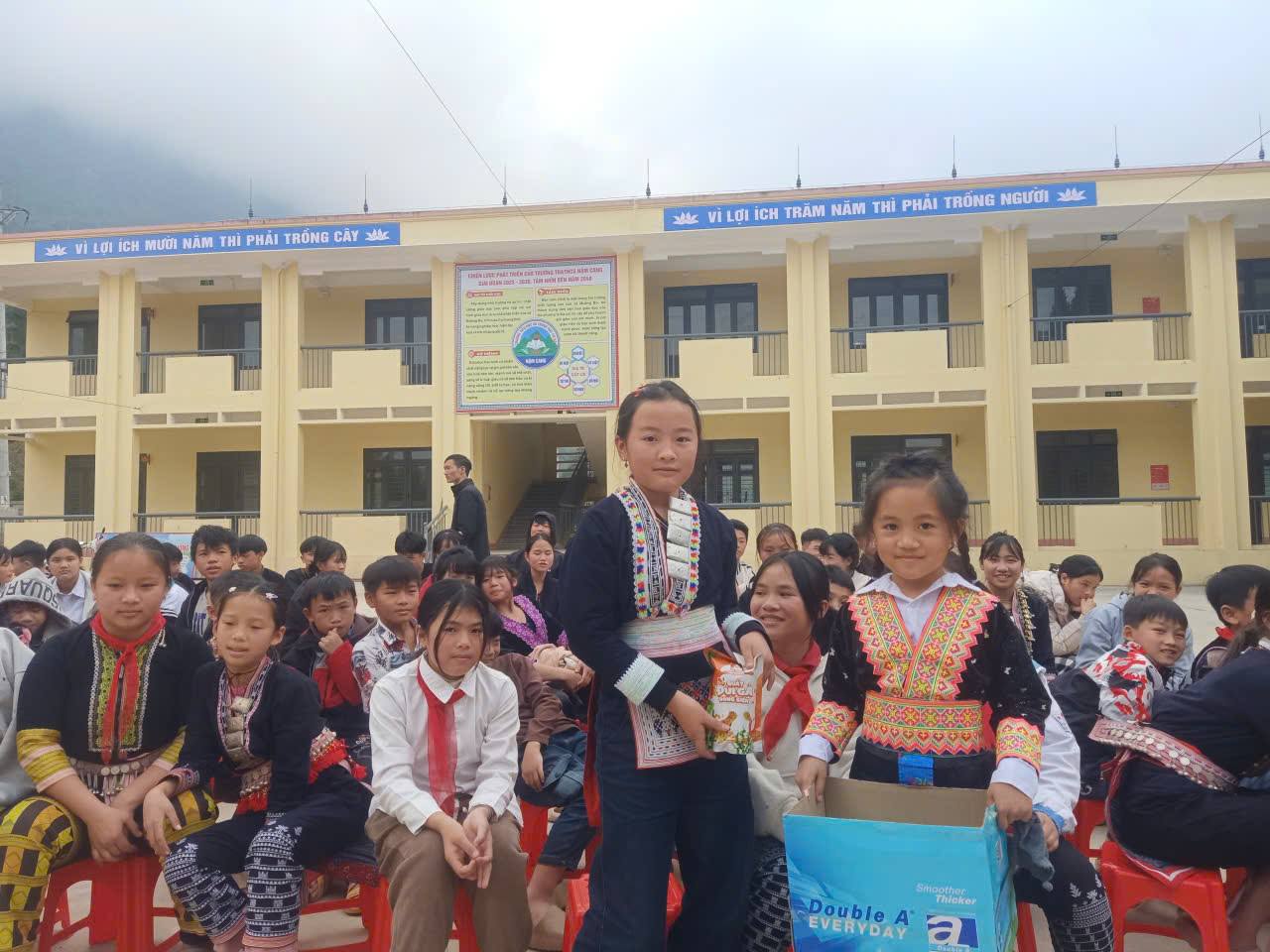 Sân chơi trí tuệ “Rung chuông vàng” lan tỏa niềm vui học tập tại Trường TH & THCS Nậm Cang 6 Niem vui su tu tin hien ro tren guong mat cac em hoc sinh khi tham gia san choi tri tue bo ich cua nha truong