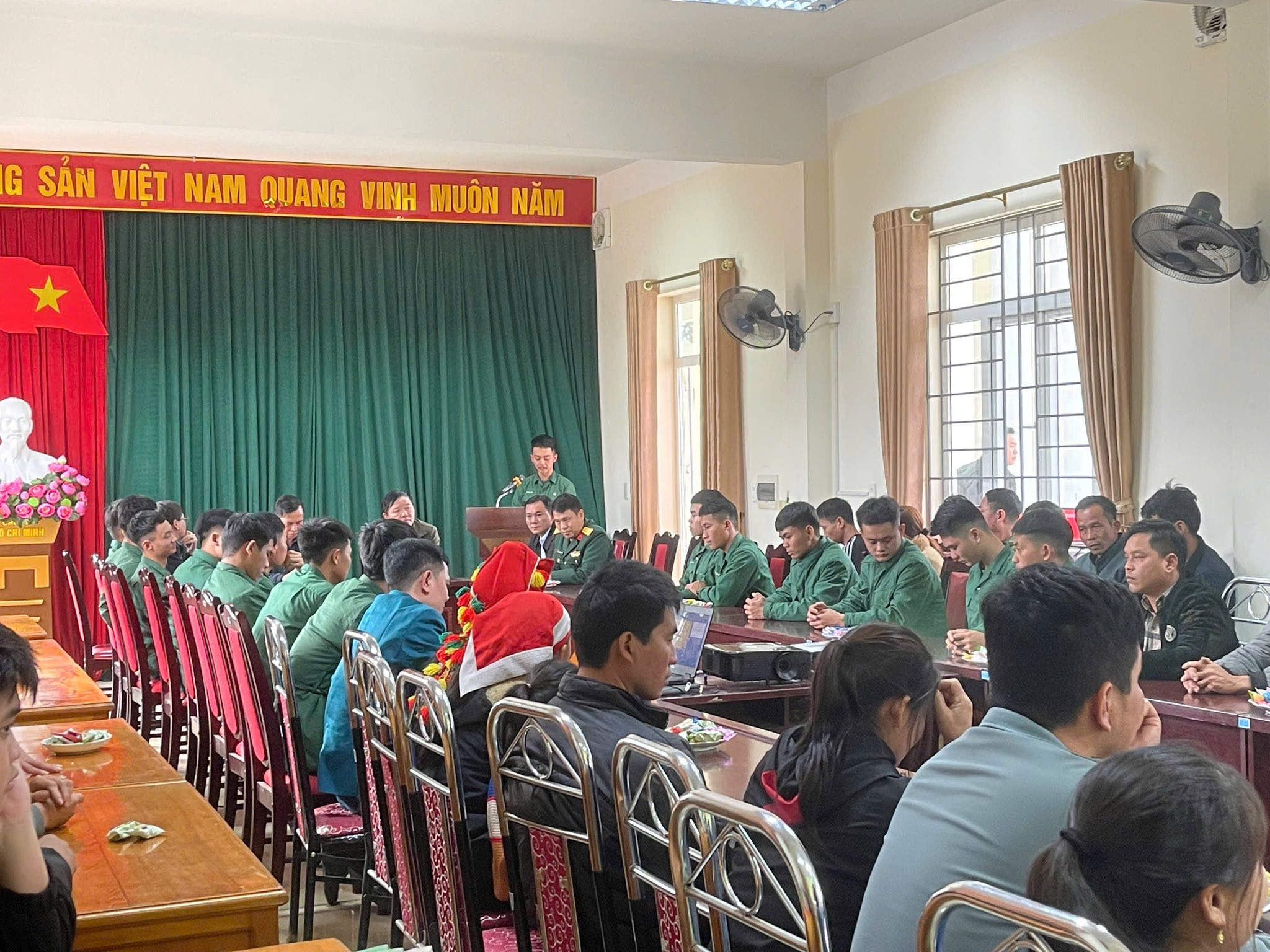 Ấm áp ngày trở về của những người lính trẻ xã Tằng Loỏng 4 Quang canh buoi don nhan quan nhan hoan thanh nghia vu quan su tai ngu tro ve dia phuong xa Tang Loong lco 01