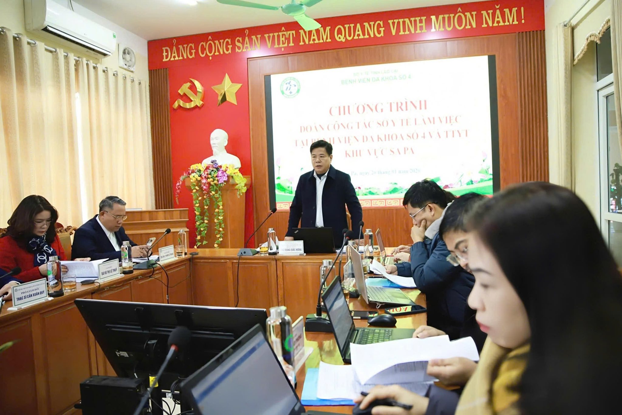 Quang canh buoi lam viec cua Doan cong tac So Y te voi Benh vien Da khoa so 4 va Trung tam Y te khu vuc Sa Pa ve nhiem vu nam 2025 ke hoach nam 2026