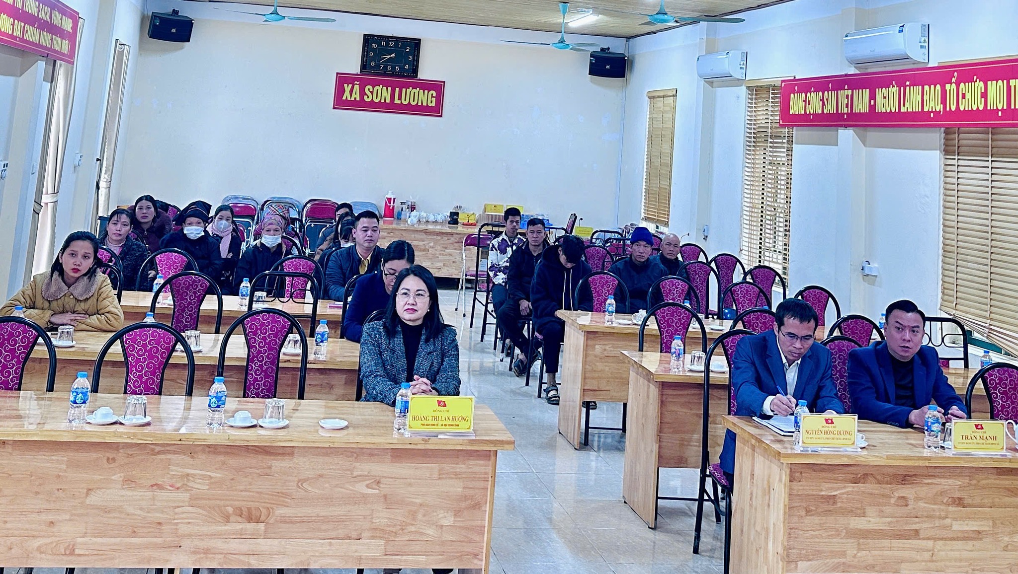 Sơn Lương trao gửi yêu thương, sẻ chia Tết ấm đến người khuyết tật 1 Quang canh chuong trinh tang qua Tet cho cac ho gia dinh co nguoi khuyet tat tai tru so UBND xa Son Luong lan toa tinh than nhan ai nghia tinh