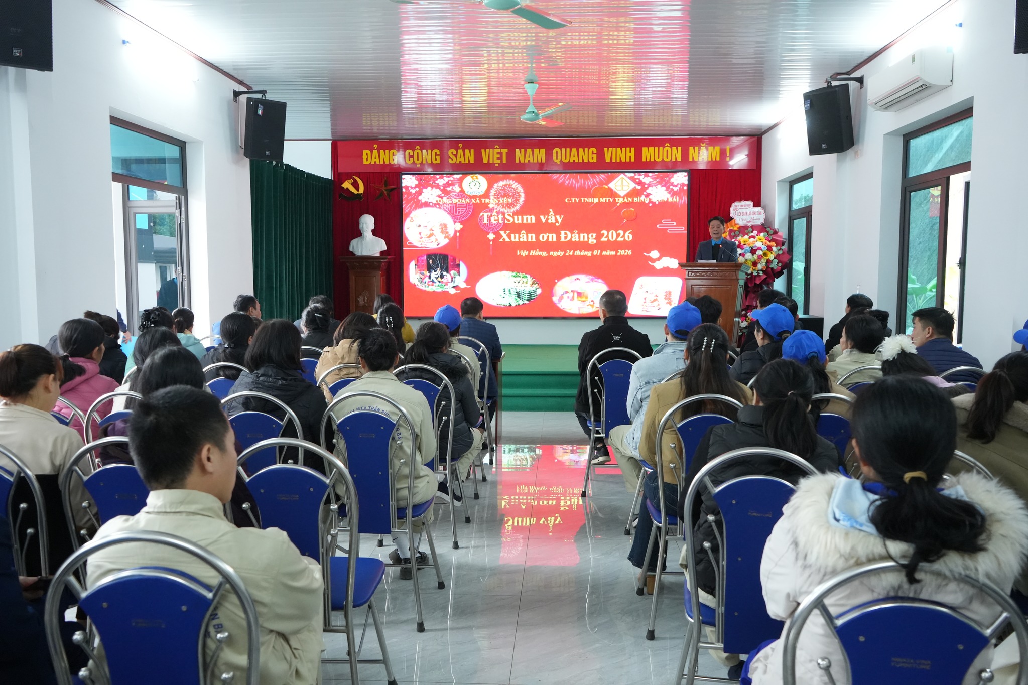 Tết Sum vầy – Xuân ơn Đảng: Ấm áp nghĩa tình đến với người lao động xã Trấn Yên 1 Quang canh chuong trinh