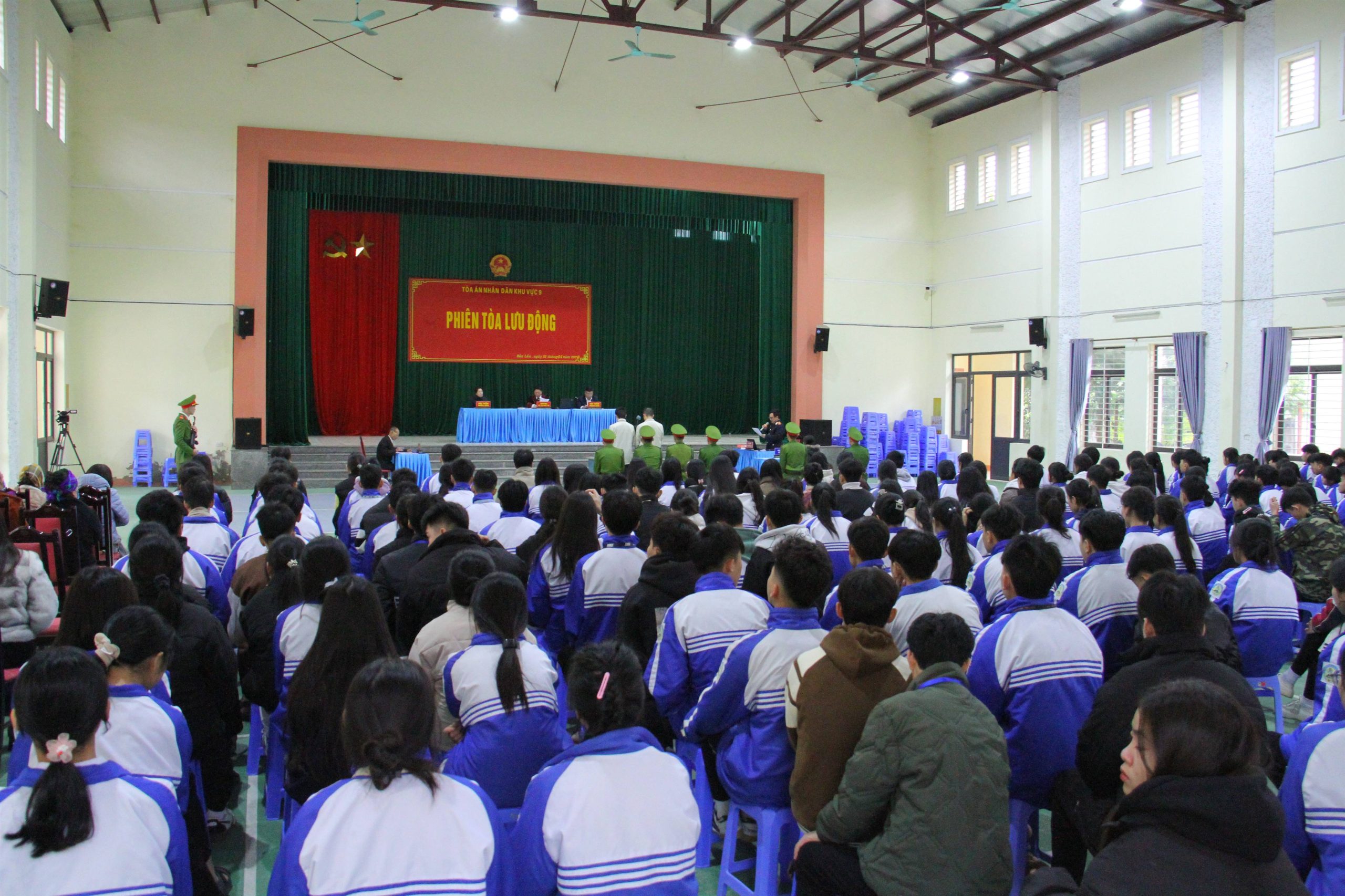 Quang canh phien toa xet xu luu dong.lco scaled