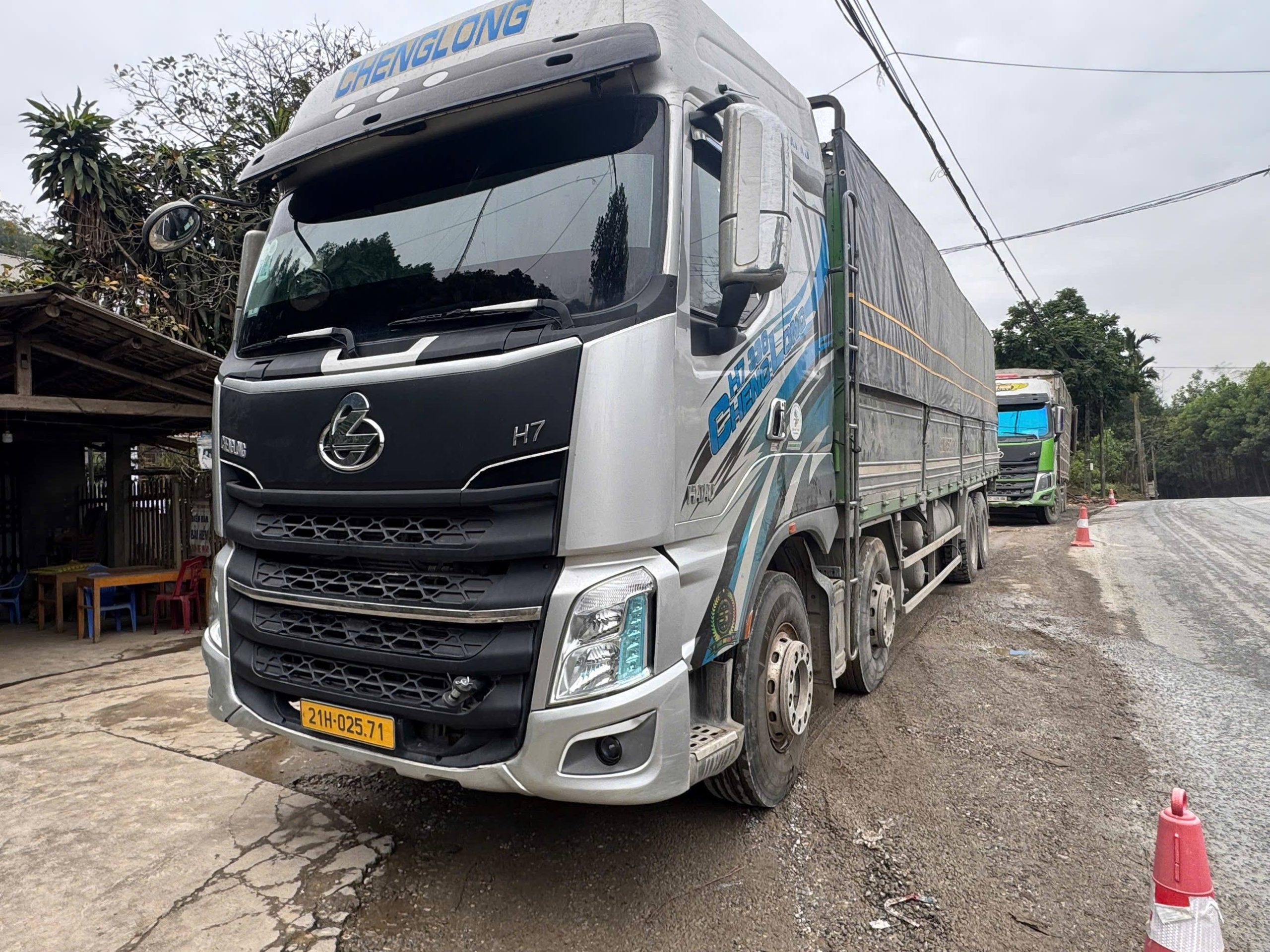 Tam giu 2 phuong tien va hang hoa de xac minh lam ro scaled