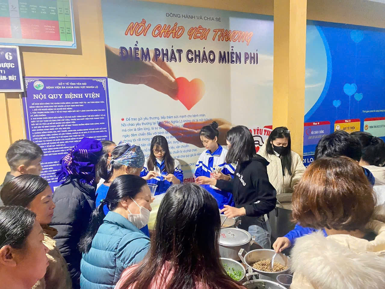 Thay co va hoc sinh Truong PTDTNT THPT Mien Tay tat bat chuan bi phat chao mien phi cho benh nhan tai benh vien.lco