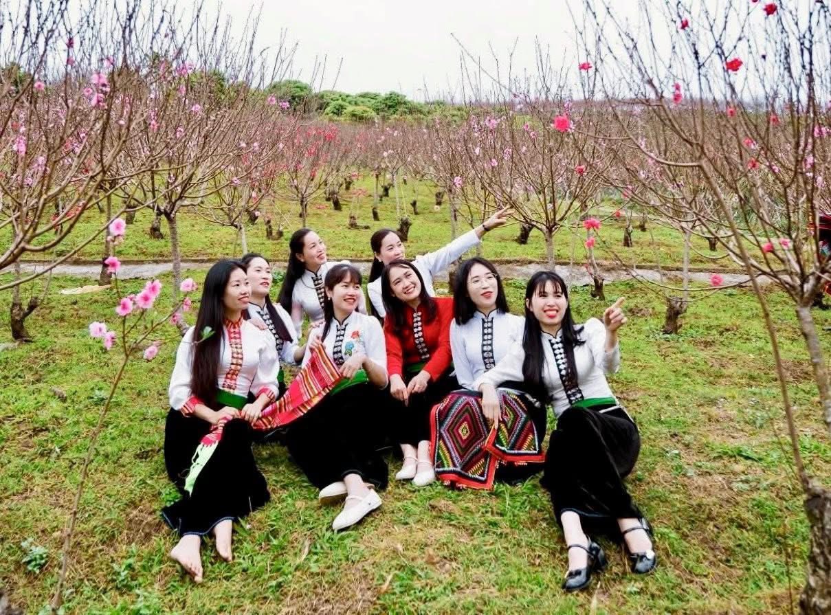 “Sắc xuân hội tụ” rực rỡ tại phường Trung Tâm trong ngày đầu năm mới 2 Thieu nu trong trang phuc truyen thong rang ro giua khong gian vuon dao