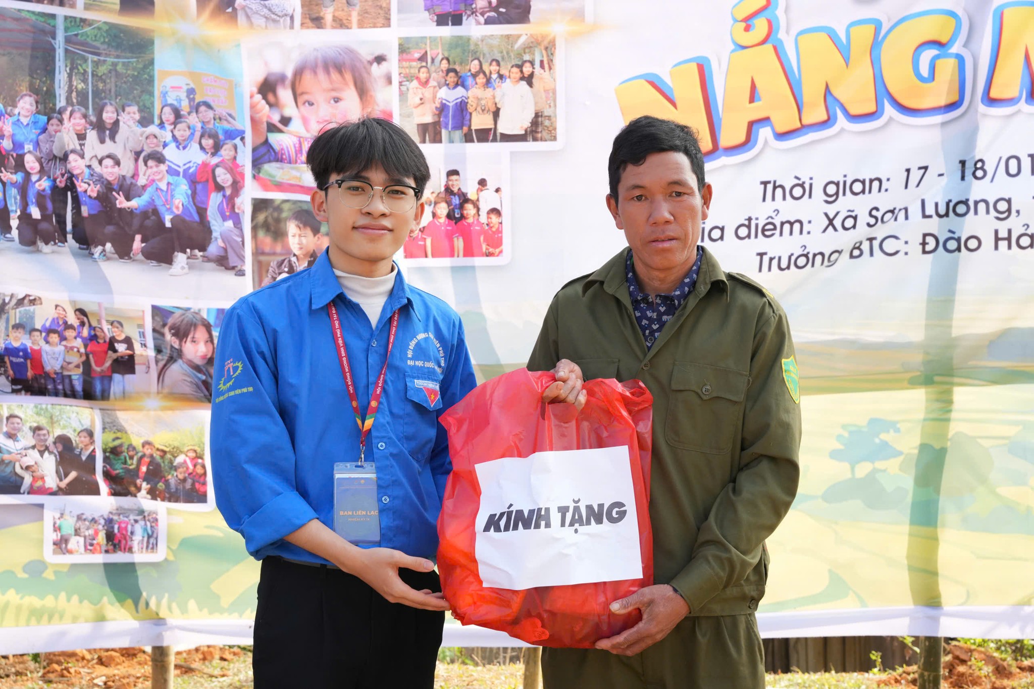 Tinh nguyen vien 19VNU trao qua tan tay nguoi dan co hoan canh kho khan tren dia ban xa Son Luong