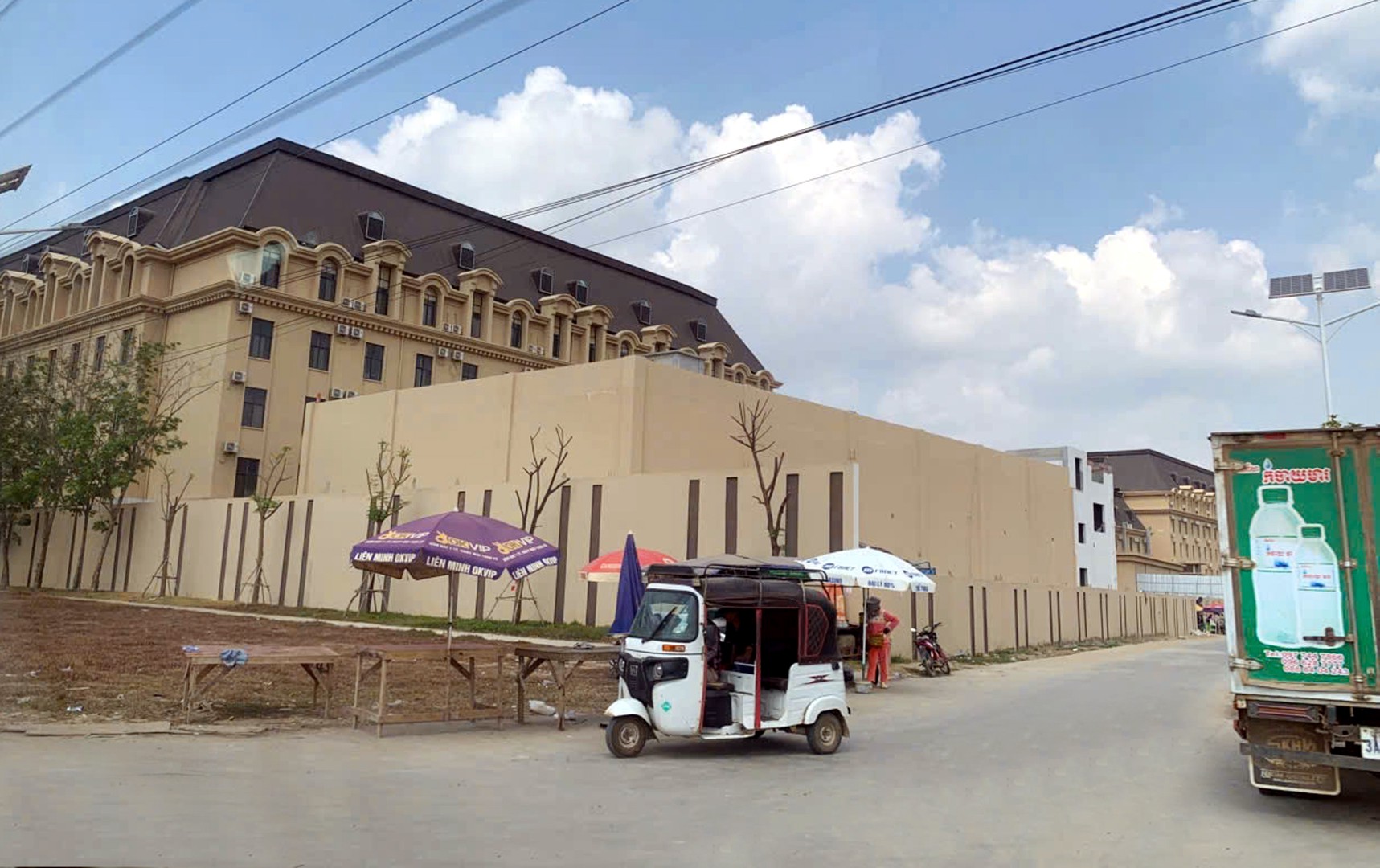 Triệt phá đường dây lừa đảo xuyên quốc gia tại Campuchia, chiếm đoạt hơn 300 tỷ đồng 1 Toa nha thuoc Khu tu tri cua nguoi Trung Quoc dia chi tai xa Krabau huyen Kamchay Mear tinh Prey Veng Campuchia noi cac doi tuong an nau de hoat dong pham toi