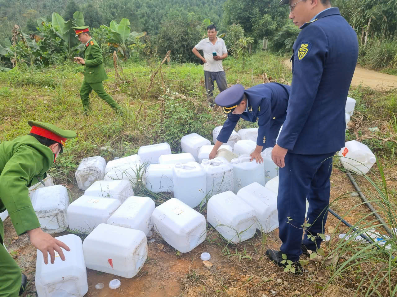 Đội QLTT số 4 Lào Cai phát hiện, xử lý 2.000 lít rượu trắng không rõ nguồn gốc 2 Toan bo 2 000 lit ruou trang khong ro nguon goc xuat xu bi lap bien ban tam giu de xu ly theo quy dinh cua phap luat lco 01