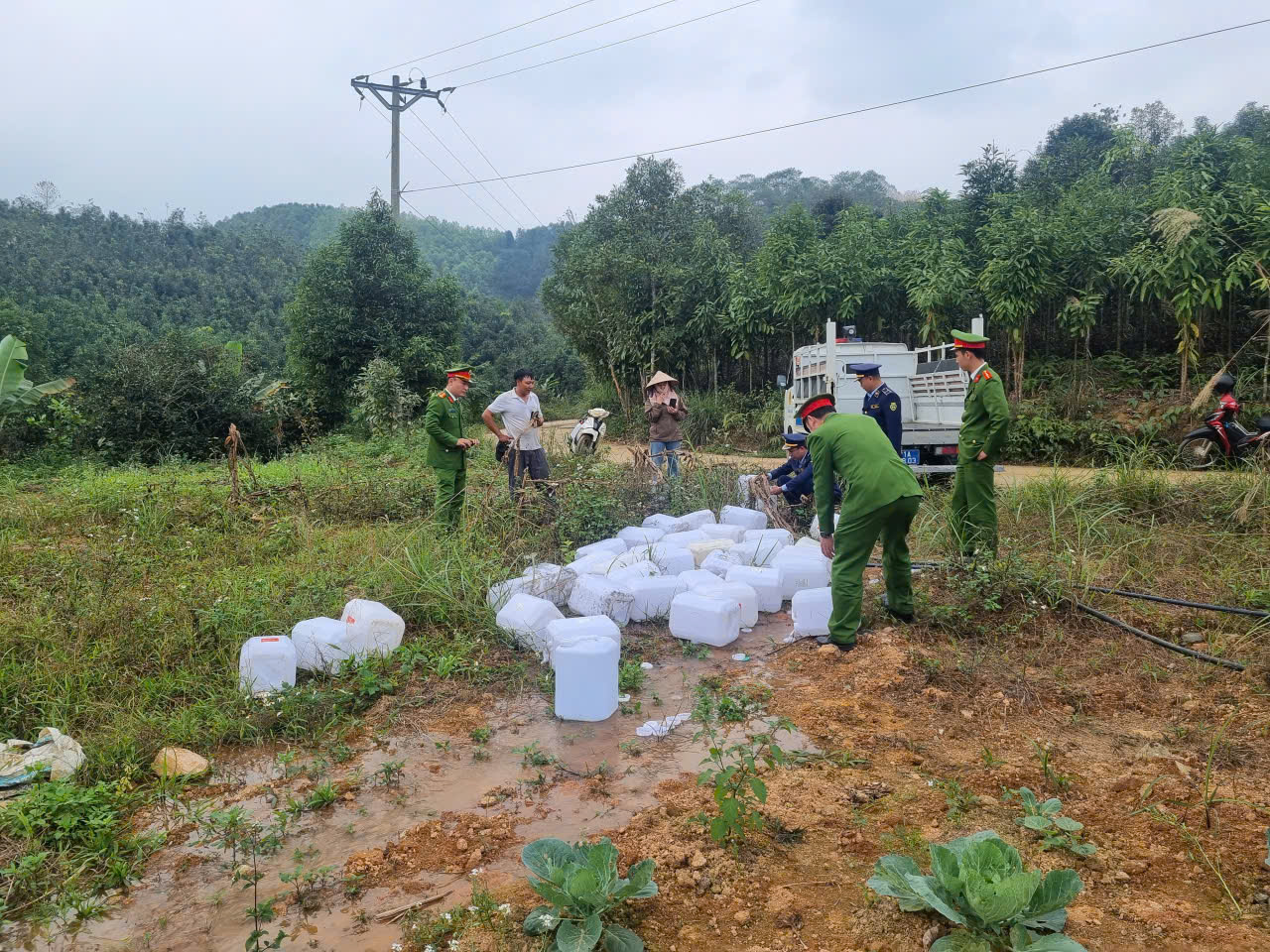 Đội QLTT số 4 Lào Cai phát hiện, xử lý 2.000 lít rượu trắng không rõ nguồn gốc 3 Toan bo 2 000 lit ruou trang khong ro nguon goc xuat xu bi lap bien ban tam giu de xu ly theo quy dinh cua phap luat lco 02