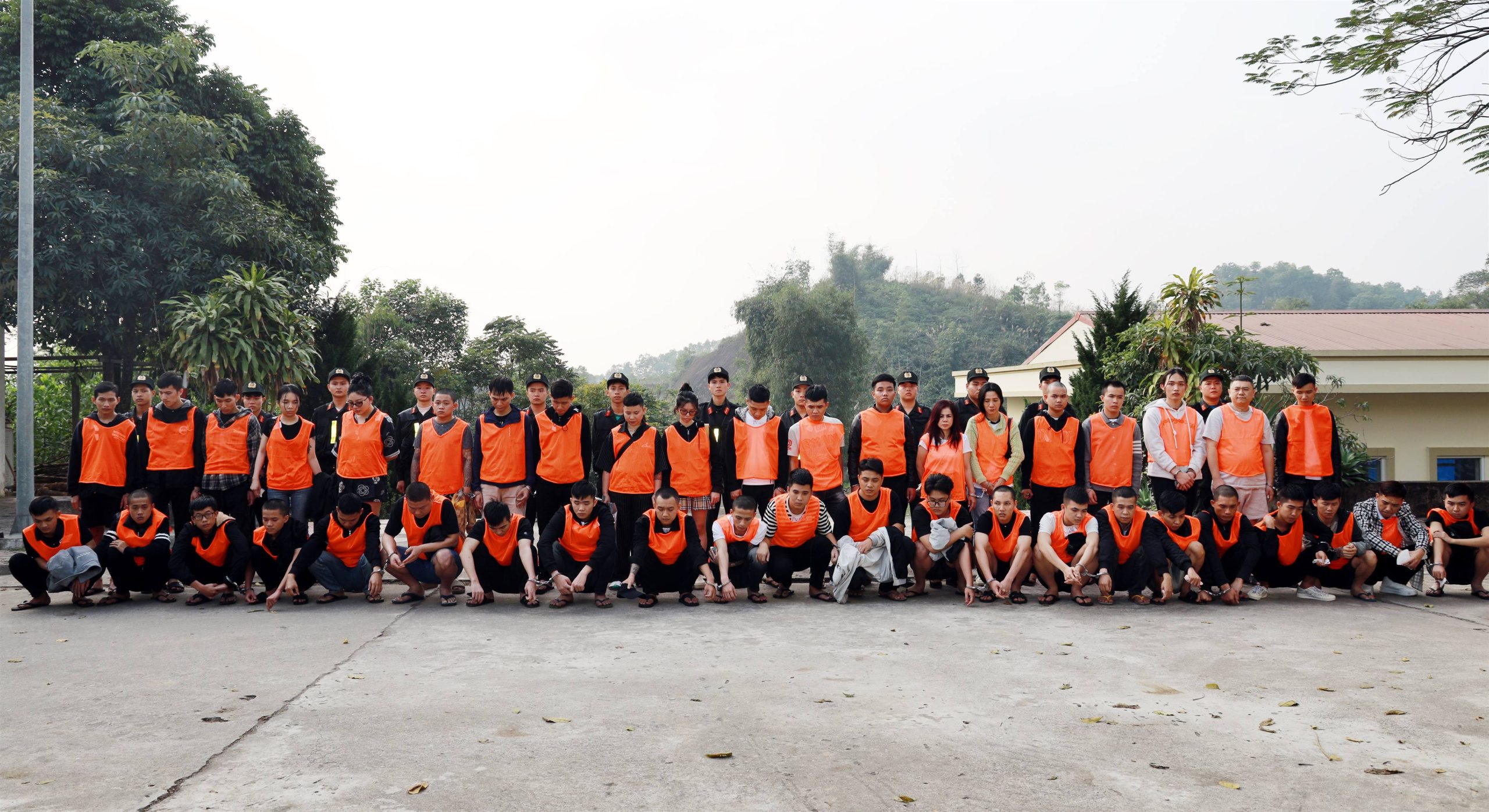 Triệt phá đường dây lừa đảo xuyên quốc gia tại Campuchia, chiếm đoạt hơn 300 tỷ đồng 6 Toan bo cac doi tuong da duoc di ly ve tinh Lao Cai de tiep tuc dieu tra xu ly scaled