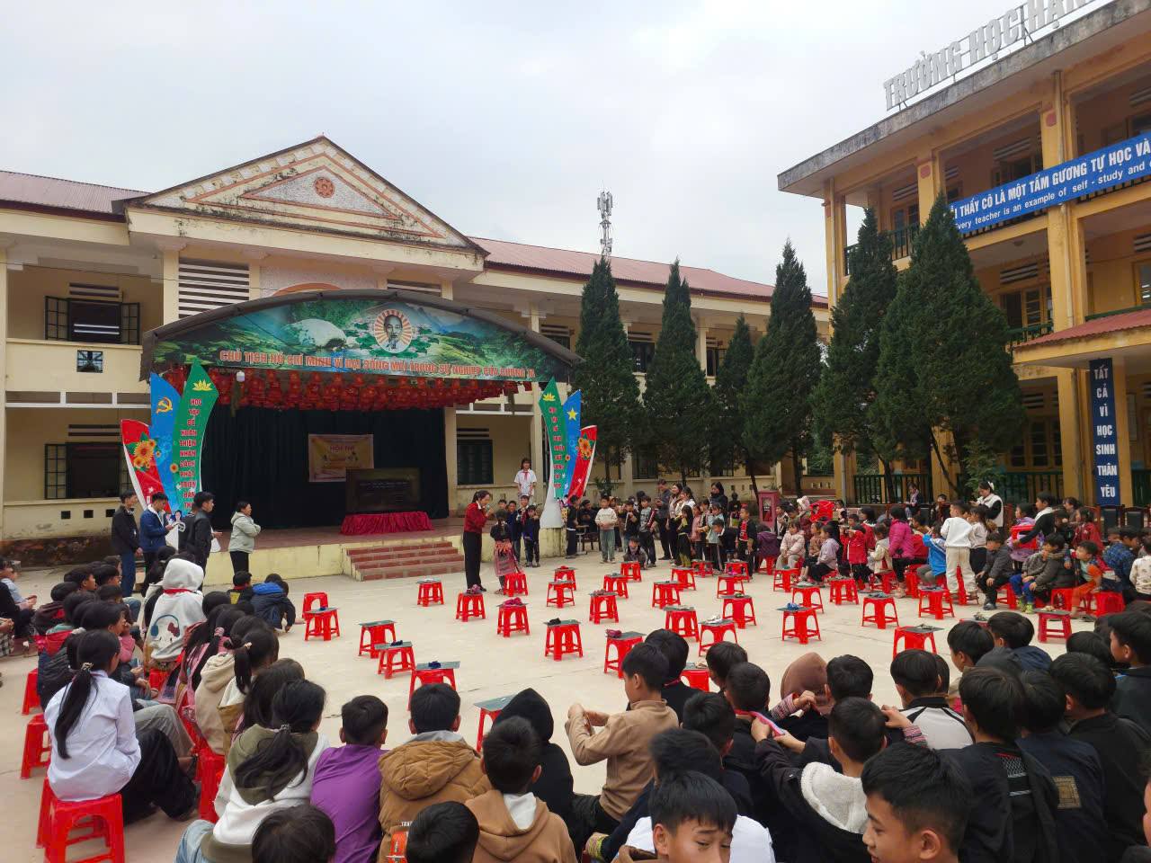 Sân chơi trí tuệ “Rung chuông vàng” lan tỏa niềm vui học tập tại Trường TH & THCS Nậm Cang 5 Toan canh cuoc thi Rung chuong vang